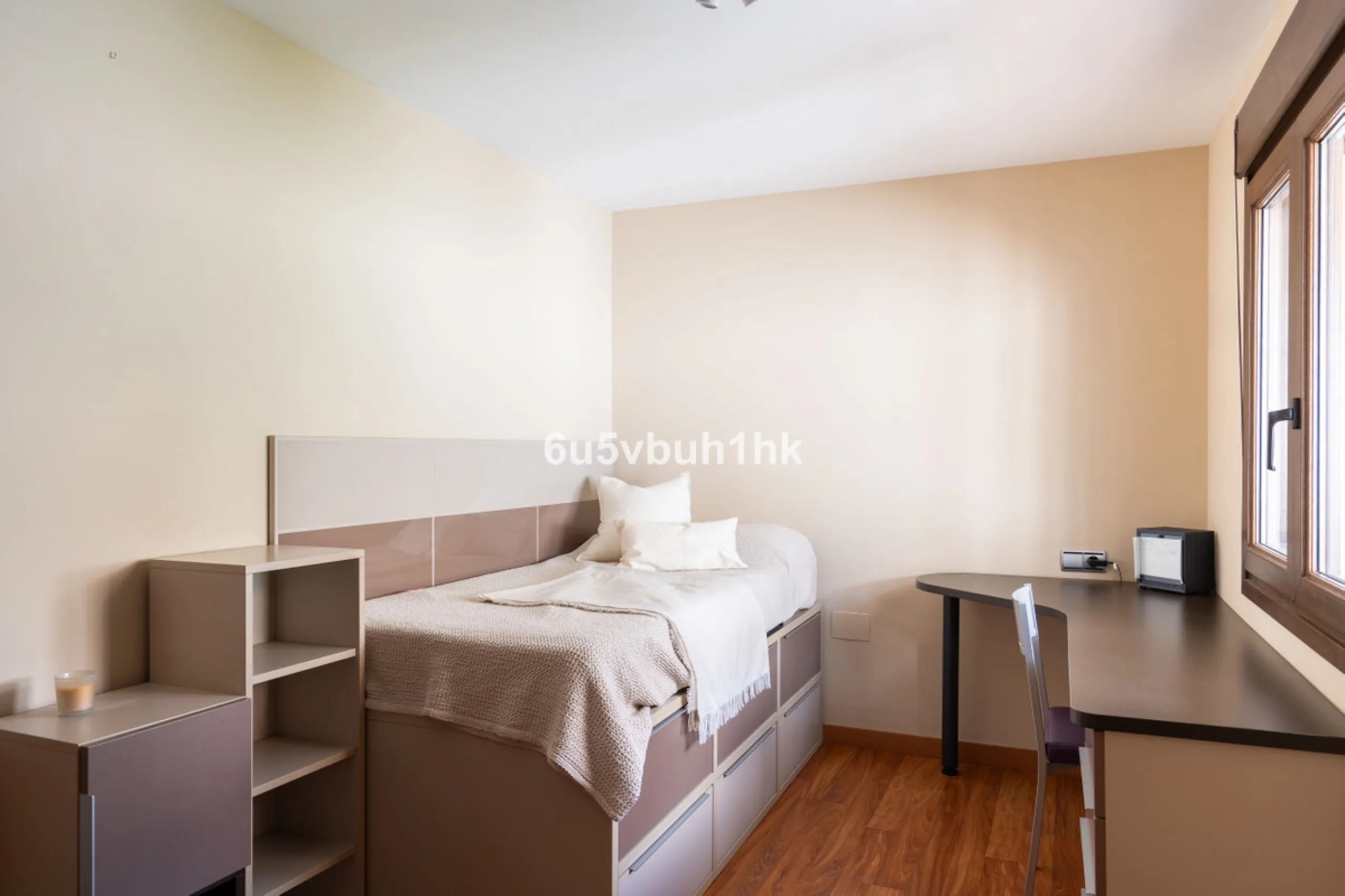 In Capellanía, a quiet and well-connected area of Benalmádena, this property offers a 658 m² plot and 168 m² built area.