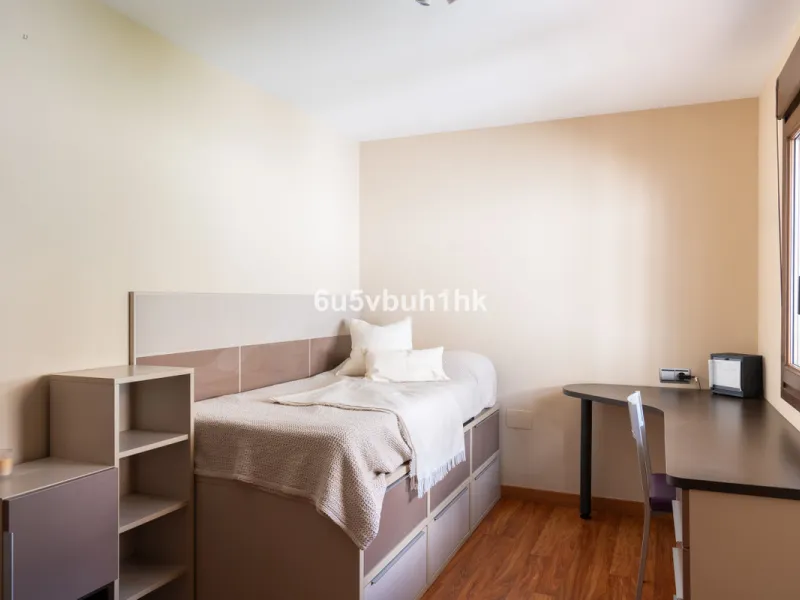 In Capellanía, a quiet and well-connected area of Benalmádena, this property offers a 658 m² plot and 168 m² built area.