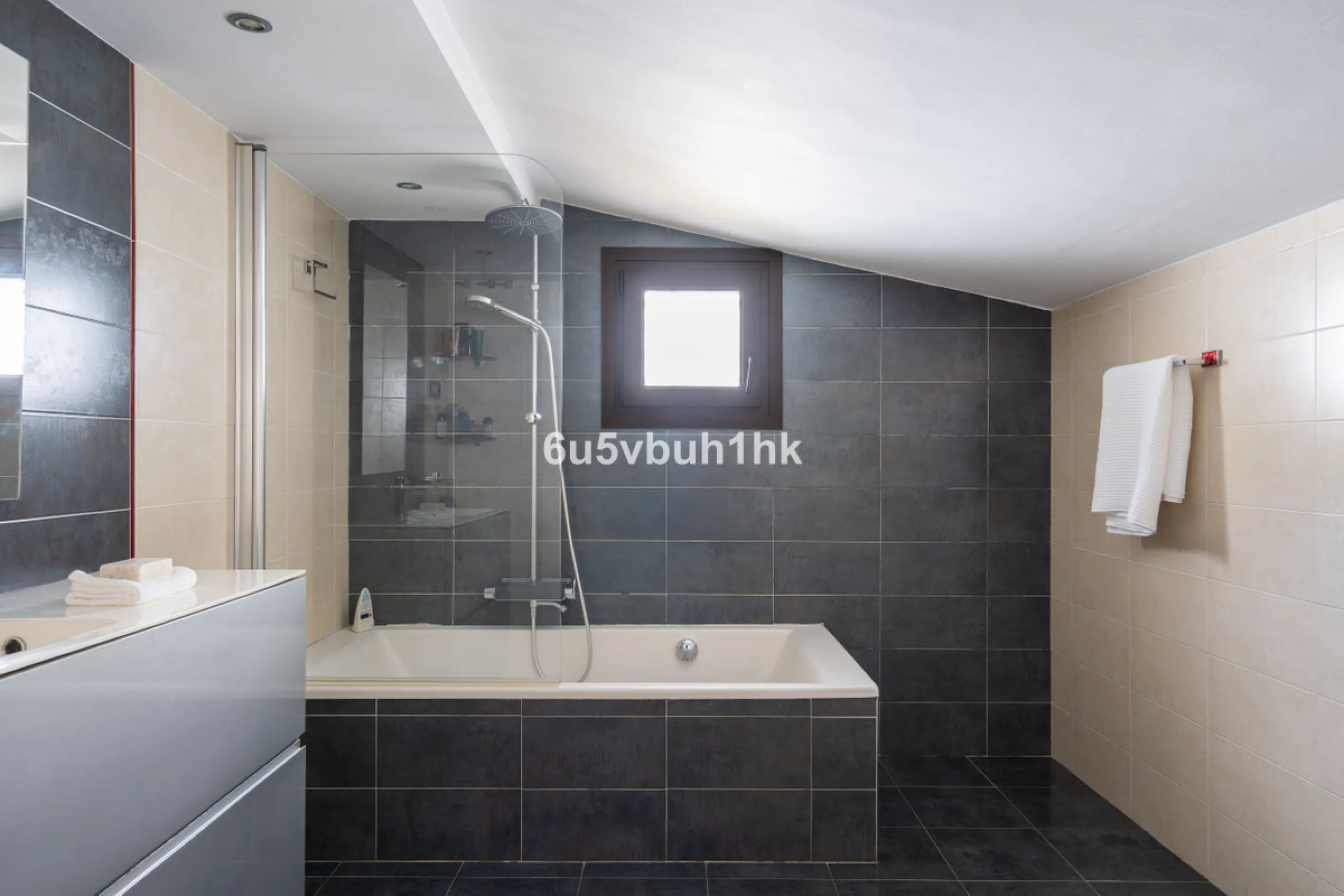 In Capellanía, a quiet and well-connected area of Benalmádena, this property offers a 658 m² plot and 168 m² built area.