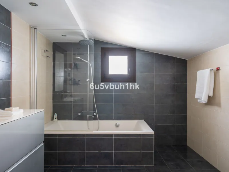 In Capellanía, a quiet and well-connected area of Benalmádena, this property offers a 658 m² plot and 168 m² built area.