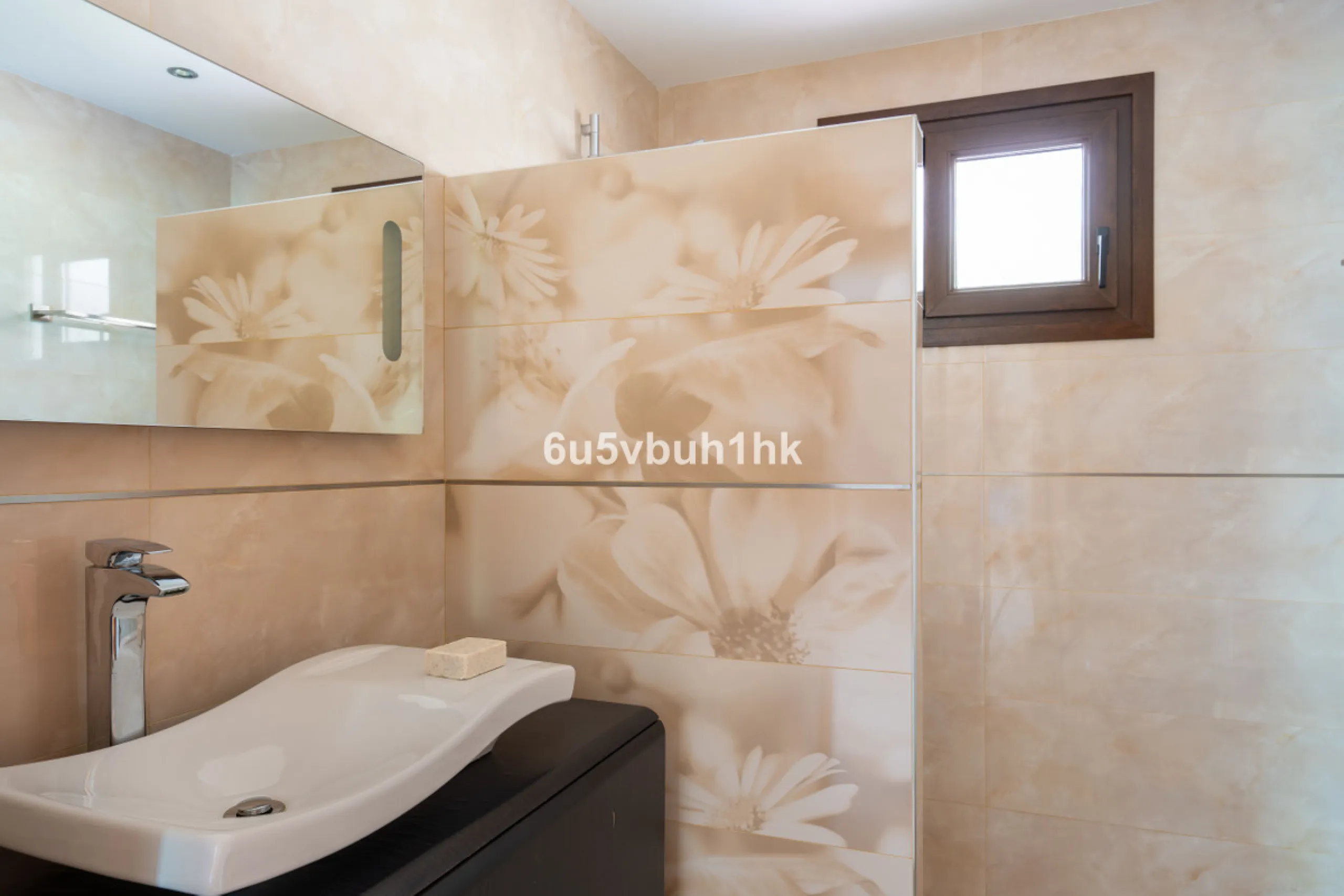 In Capellanía, a quiet and well-connected area of Benalmádena, this property offers a 658 m² plot and 168 m² built area.