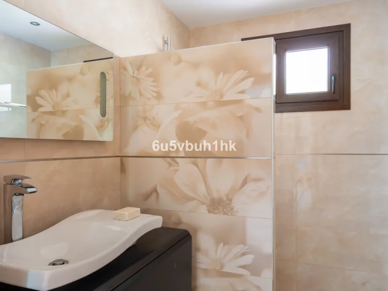In Capellanía, a quiet and well-connected area of Benalmádena, this property offers a 658 m² plot and 168 m² built area.