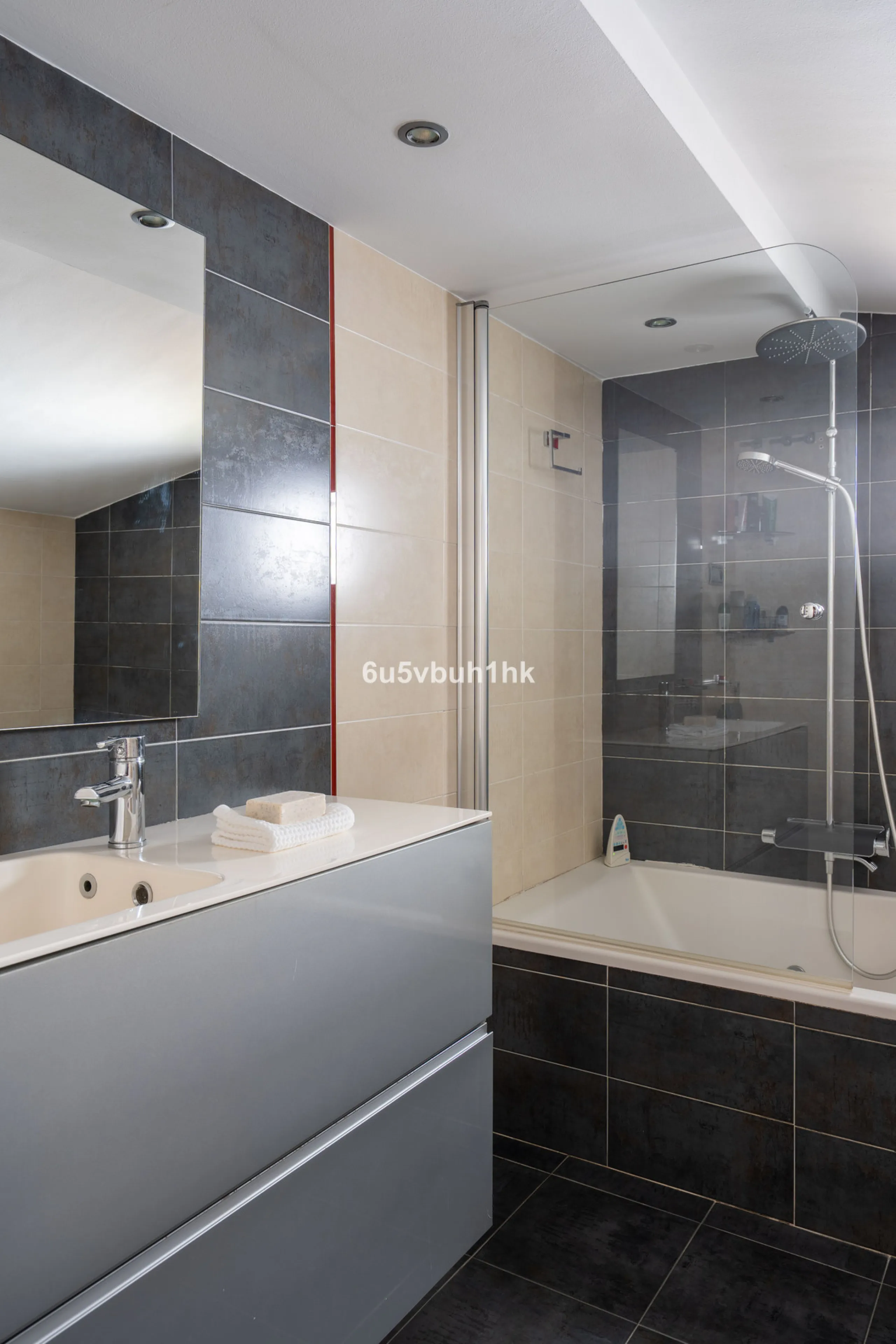 In Capellanía, a quiet and well-connected area of Benalmádena, this property offers a 658 m² plot and 168 m² built area.