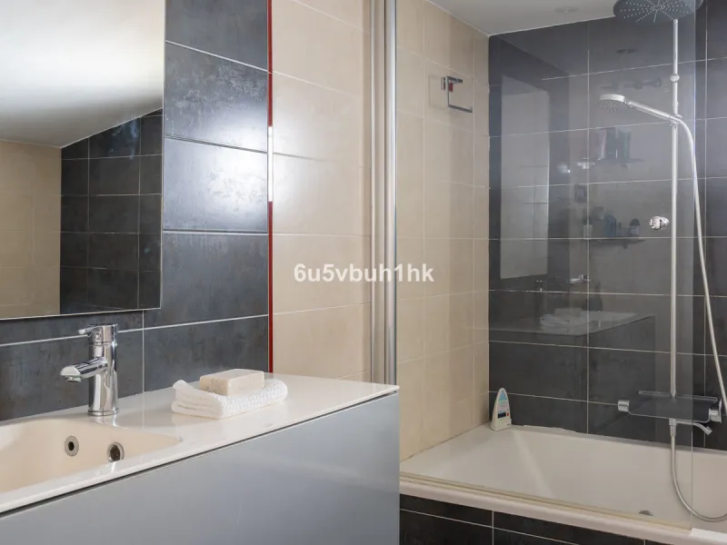 In Capellanía, a quiet and well-connected area of Benalmádena, this property offers a 658 m² plot and 168 m² built area.