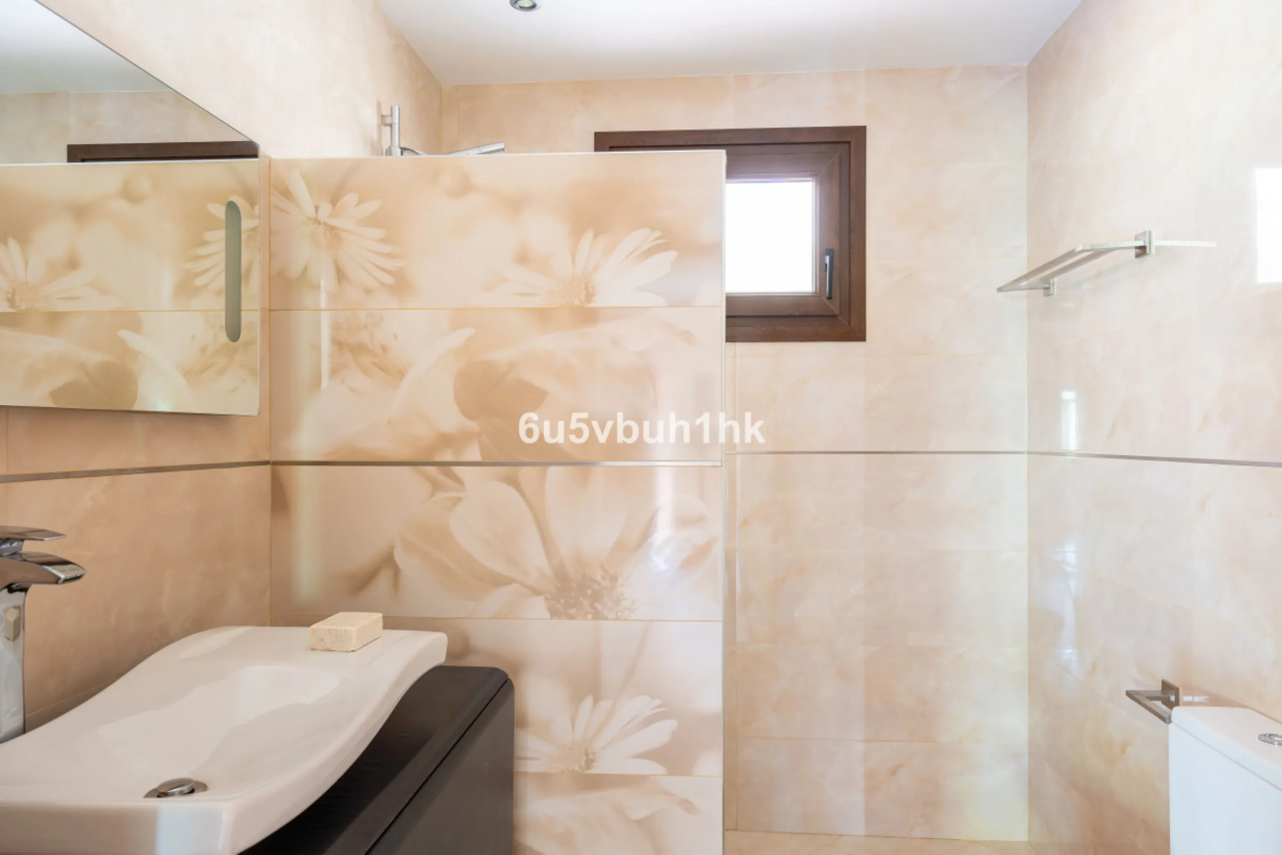 In Capellanía, a quiet and well-connected area of Benalmádena, this property offers a 658 m² plot and 168 m² built area.
