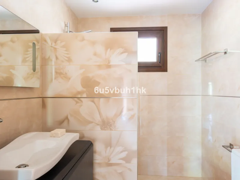 In Capellanía, a quiet and well-connected area of Benalmádena, this property offers a 658 m² plot and 168 m² built area.