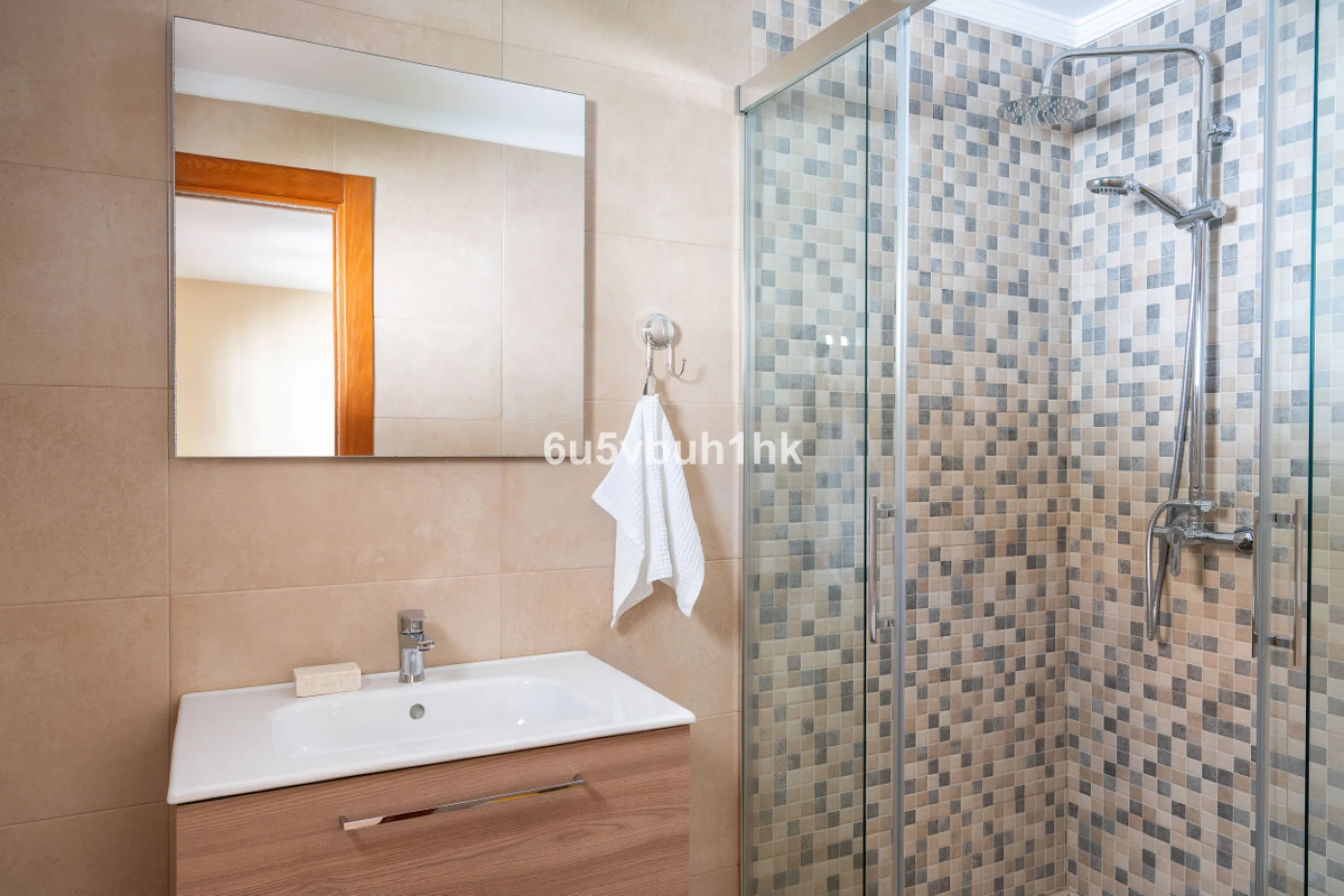 In Capellanía, a quiet and well-connected area of Benalmádena, this property offers a 658 m² plot and 168 m² built area.