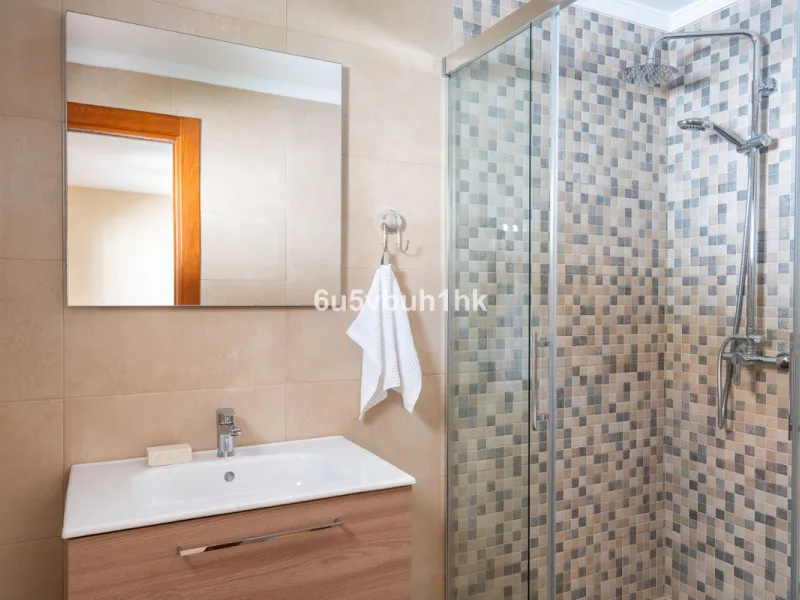 In Capellanía, a quiet and well-connected area of Benalmádena, this property offers a 658 m² plot and 168 m² built area.