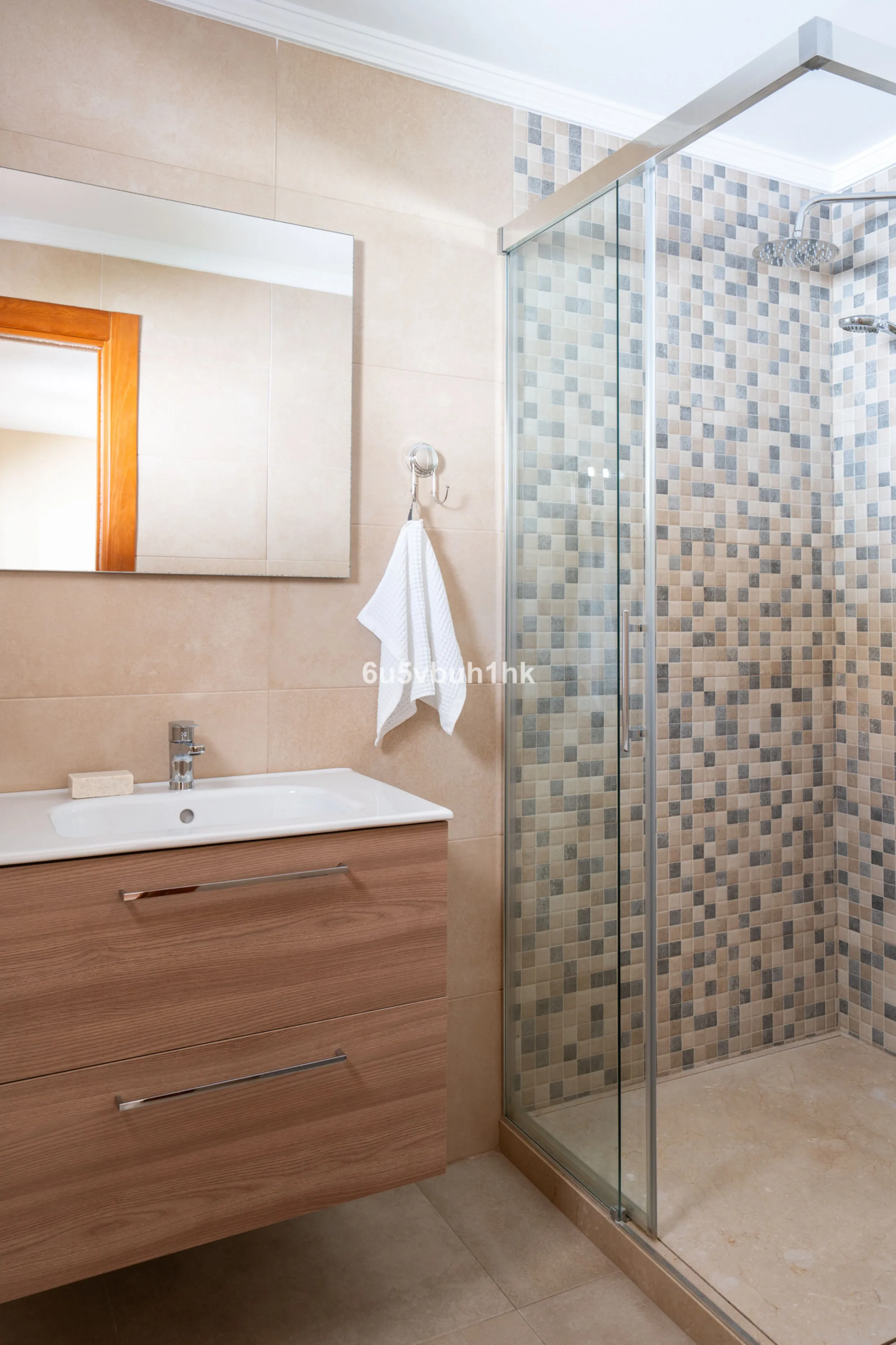 In Capellanía, a quiet and well-connected area of Benalmádena, this property offers a 658 m² plot and 168 m² built area.