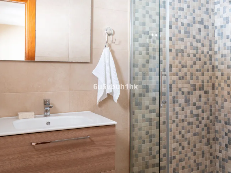 In Capellanía, a quiet and well-connected area of Benalmádena, this property offers a 658 m² plot and 168 m² built area.