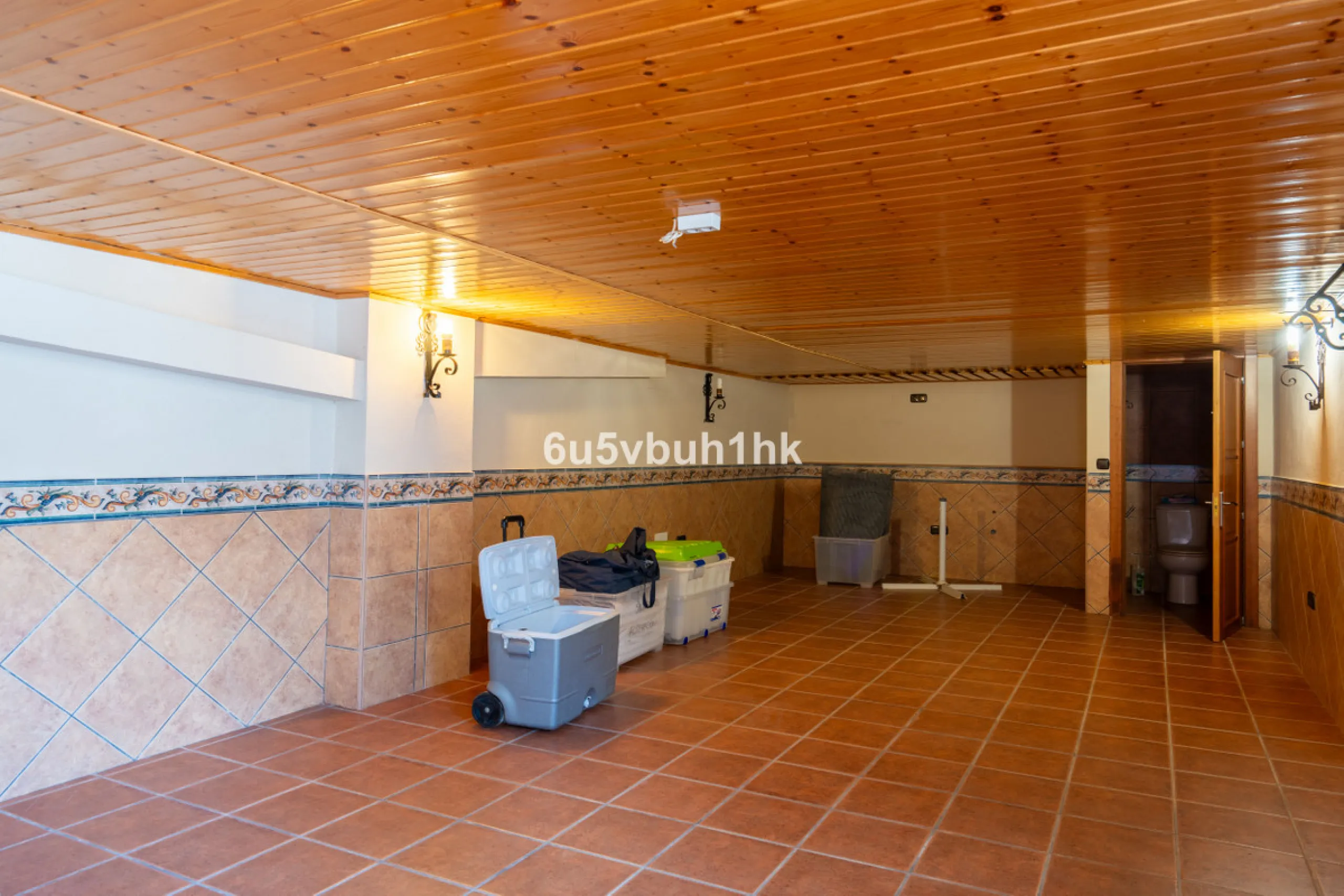 In Capellanía, a quiet and well-connected area of Benalmádena, this property offers a 658 m² plot and 168 m² built area.