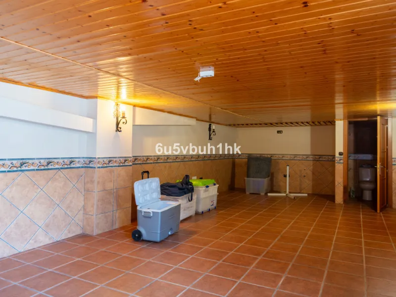 In Capellanía, a quiet and well-connected area of Benalmádena, this property offers a 658 m² plot and 168 m² built area.