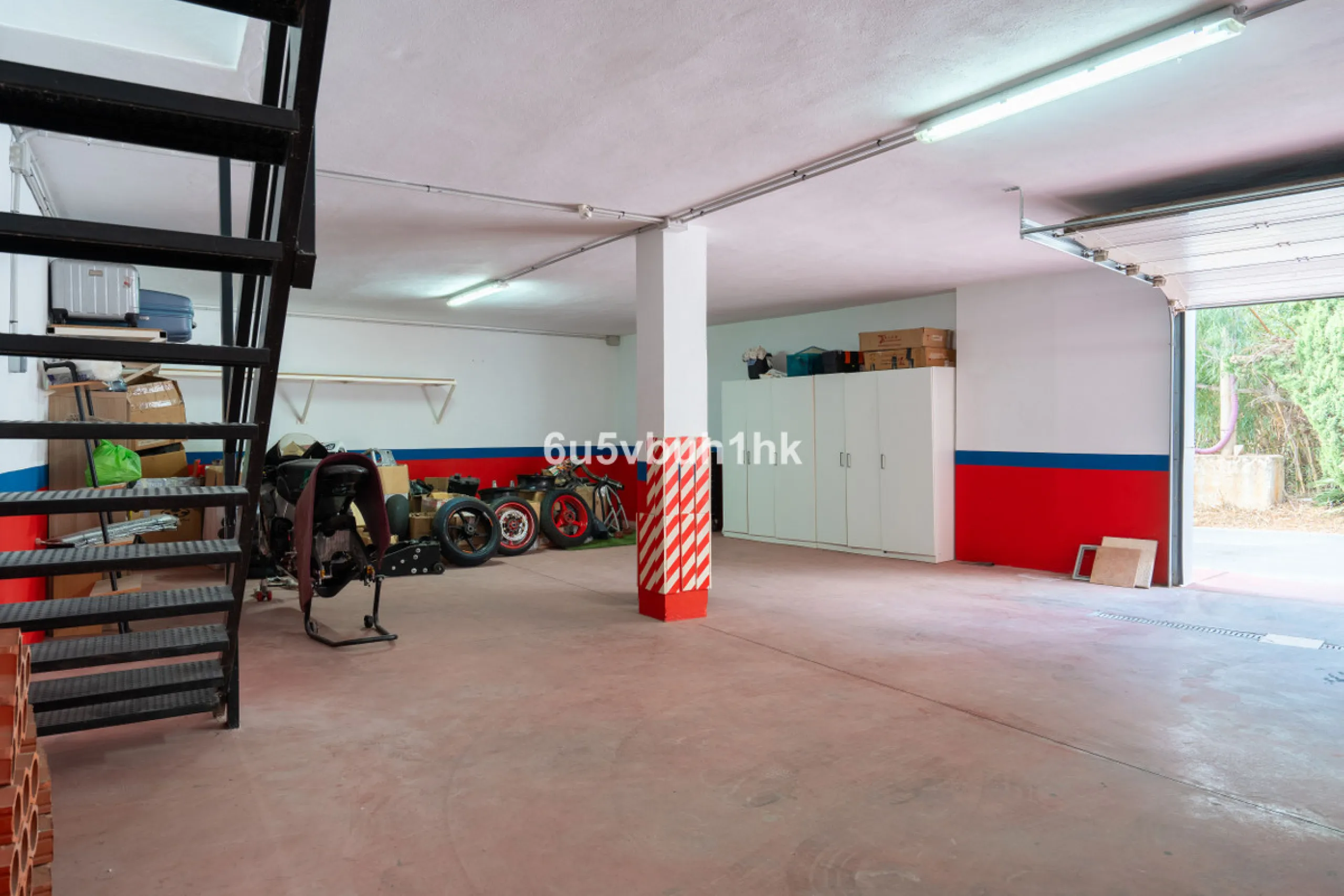 In Capellanía, a quiet and well-connected area of Benalmádena, this property offers a 658 m² plot and 168 m² built area.