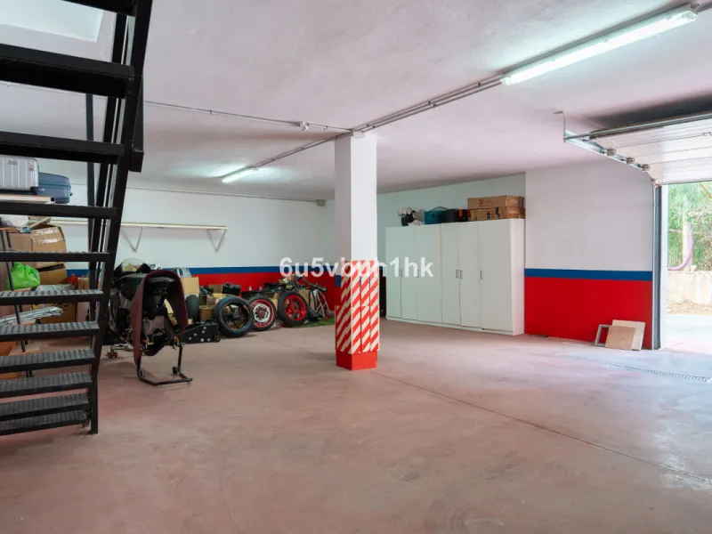 In Capellanía, a quiet and well-connected area of Benalmádena, this property offers a 658 m² plot and 168 m² built area.