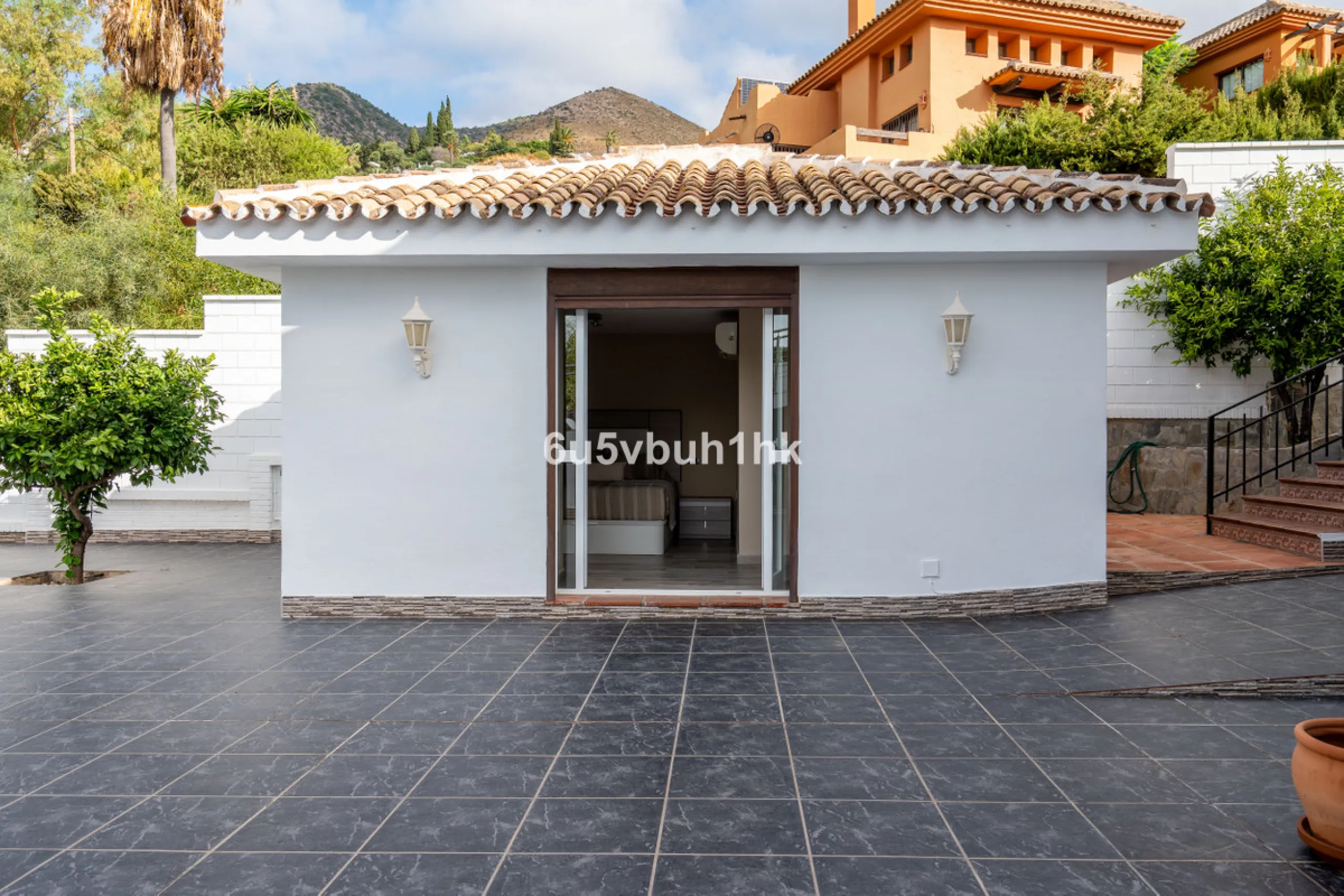 In Capellanía, a quiet and well-connected area of Benalmádena, this property offers a 658 m² plot and 168 m² built area.