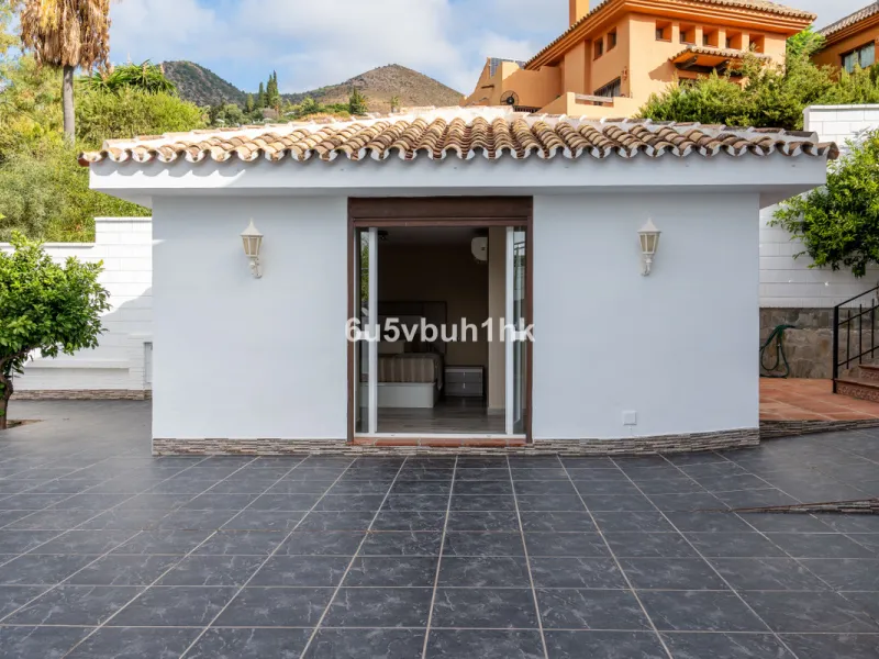In Capellanía, a quiet and well-connected area of Benalmádena, this property offers a 658 m² plot and 168 m² built area.