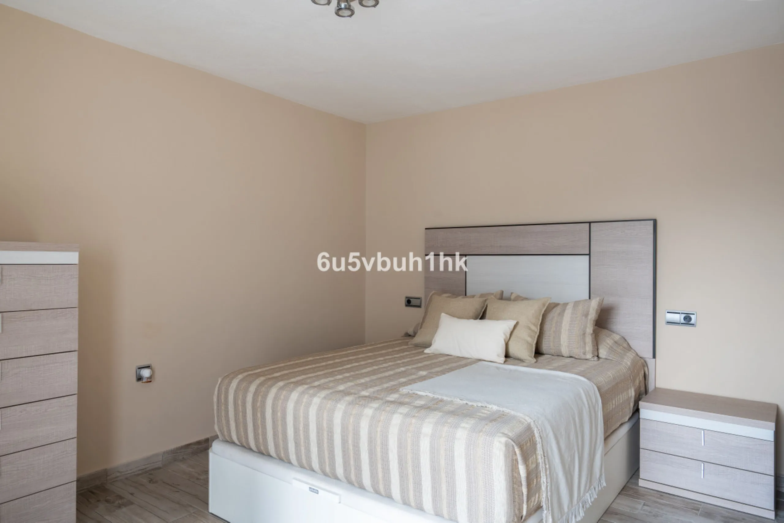 In Capellanía, a quiet and well-connected area of Benalmádena, this property offers a 658 m² plot and 168 m² built area.