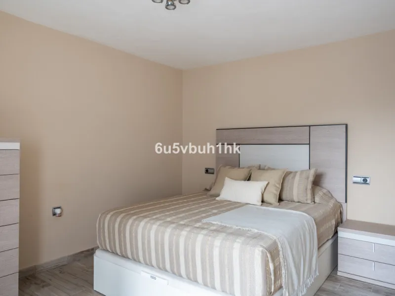 In Capellanía, a quiet and well-connected area of Benalmádena, this property offers a 658 m² plot and 168 m² built area.