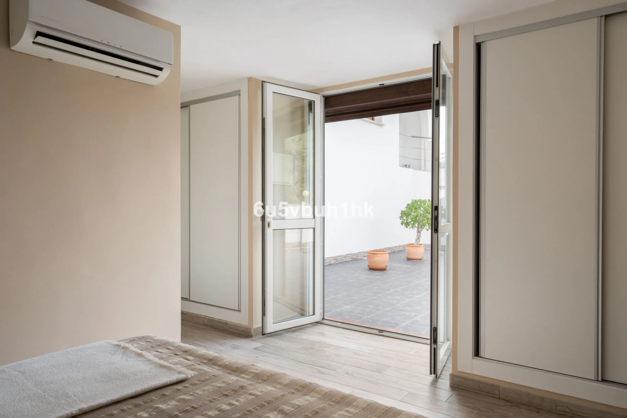 In Capellanía, a quiet and well-connected area of Benalmádena, this property offers a 658 m² plot and 168 m² built area.