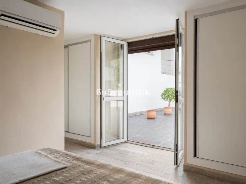 In Capellanía, a quiet and well-connected area of Benalmádena, this property offers a 658 m² plot and 168 m² built area.