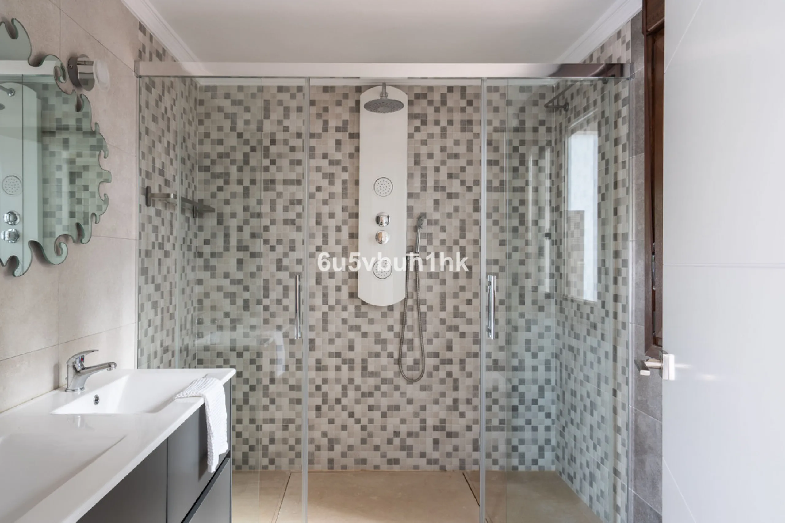In Capellanía, a quiet and well-connected area of Benalmádena, this property offers a 658 m² plot and 168 m² built area.