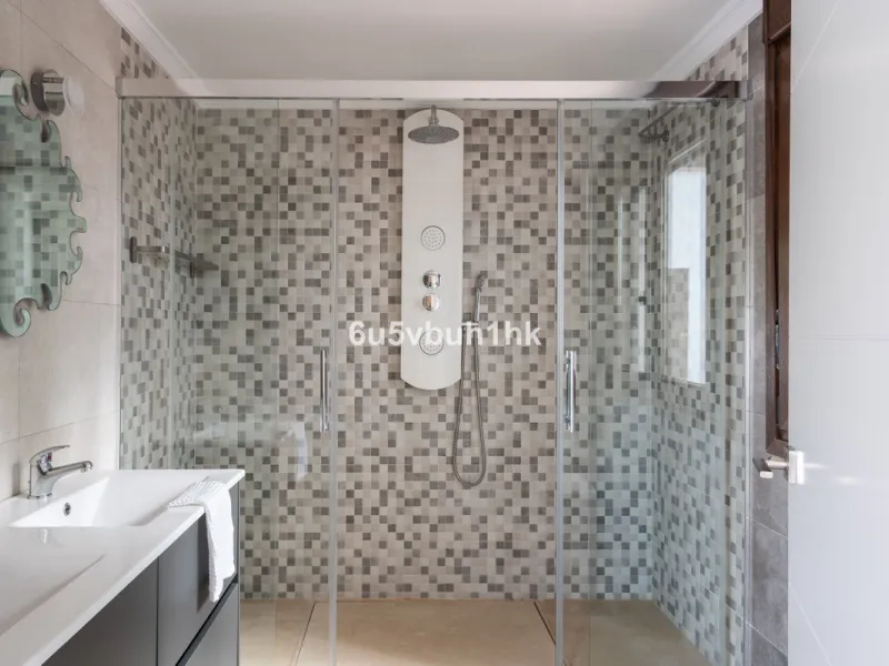 In Capellanía, a quiet and well-connected area of Benalmádena, this property offers a 658 m² plot and 168 m² built area.