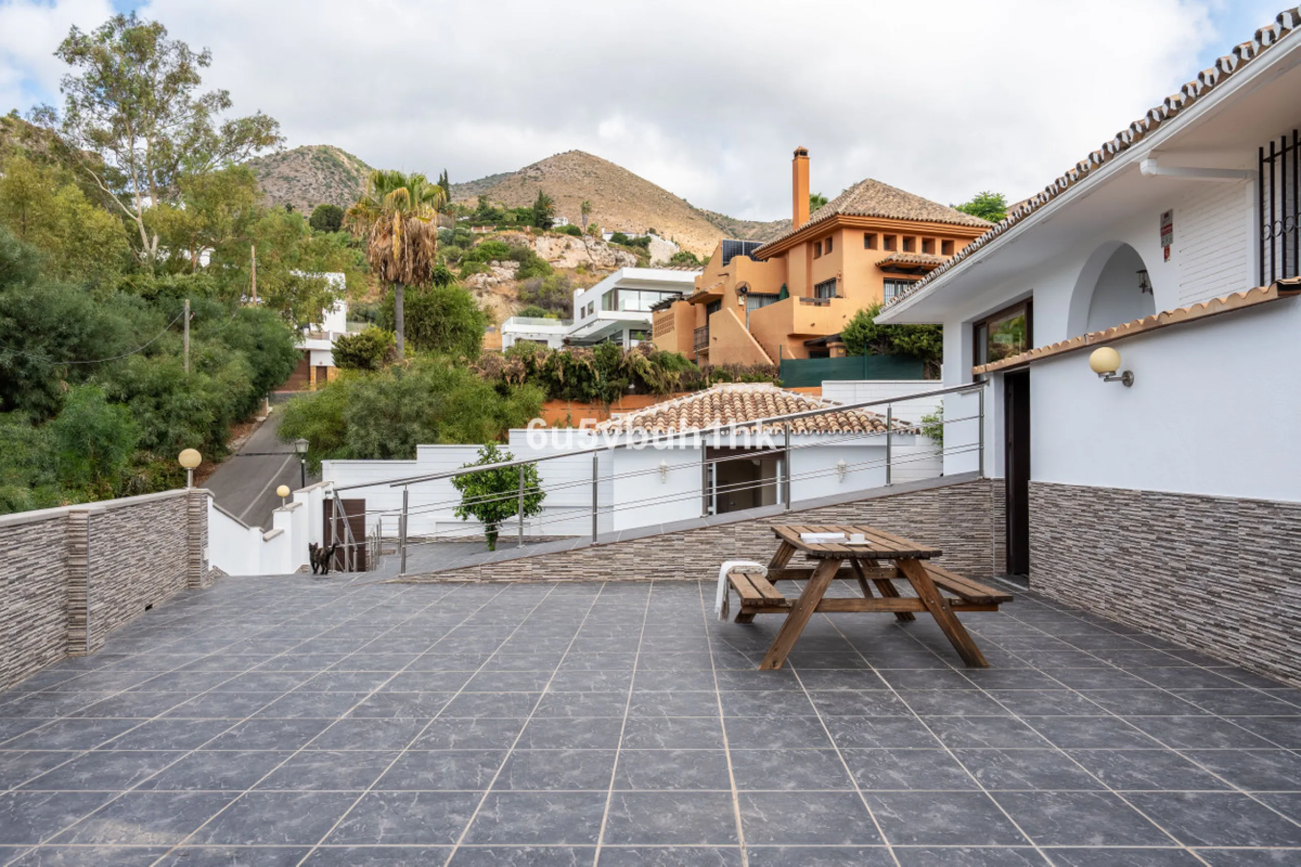 In Capellanía, a quiet and well-connected area of Benalmádena, this property offers a 658 m² plot and 168 m² built area.