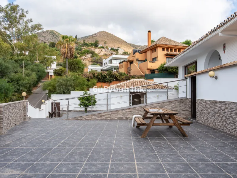 In Capellanía, a quiet and well-connected area of Benalmádena, this property offers a 658 m² plot and 168 m² built area.