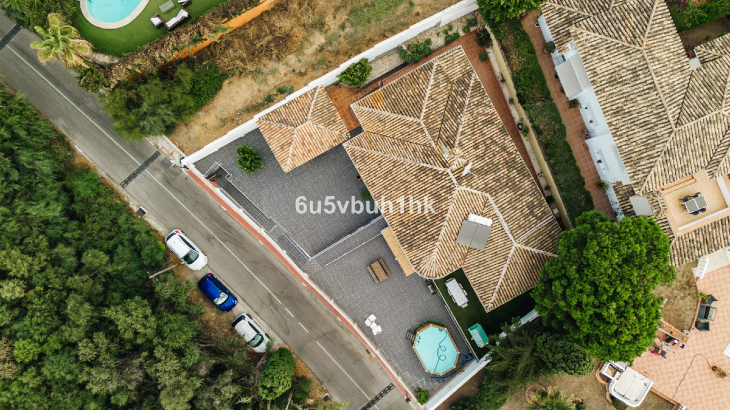 In Capellanía, a quiet and well-connected area of Benalmádena, this property offers a 658 m² plot and 168 m² built area.