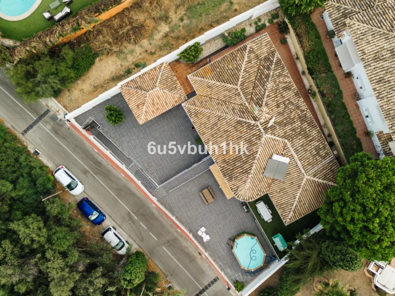 In Capellanía, a quiet and well-connected area of Benalmádena, this property offers a 658 m² plot and 168 m² built area.