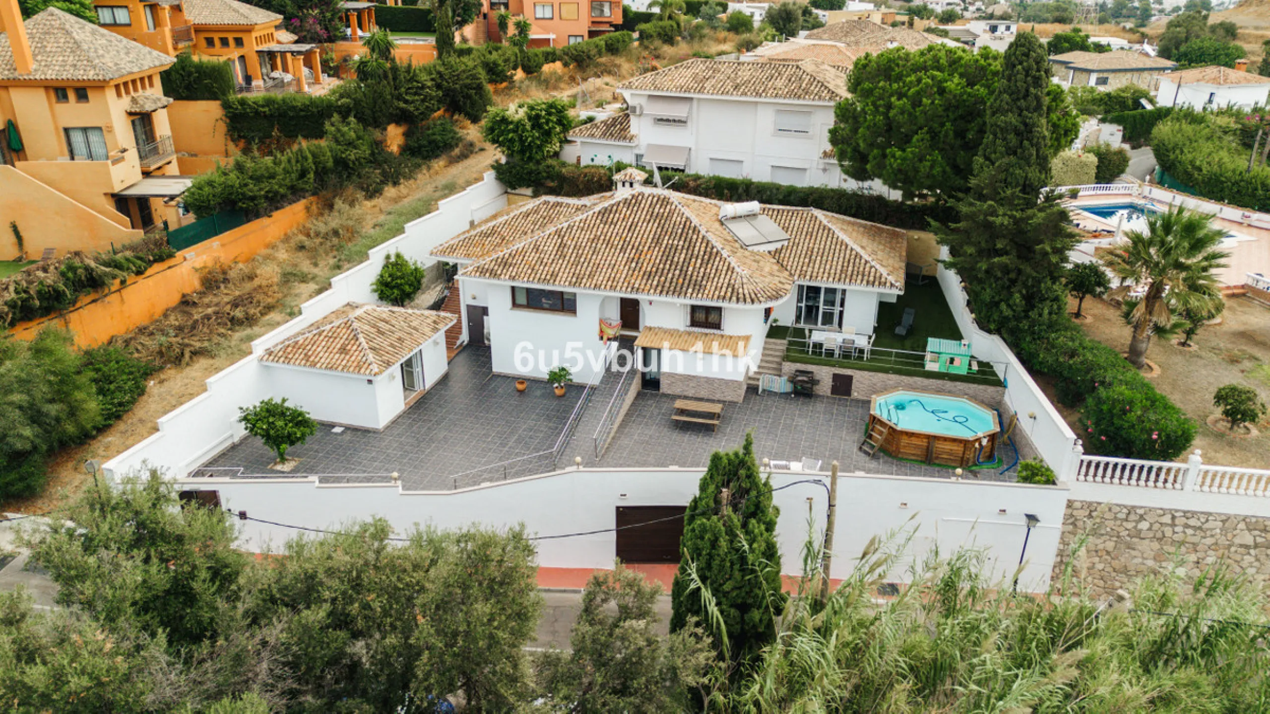 In Capellanía, a quiet and well-connected area of Benalmádena, this property offers a 658 m² plot and 168 m² built area.