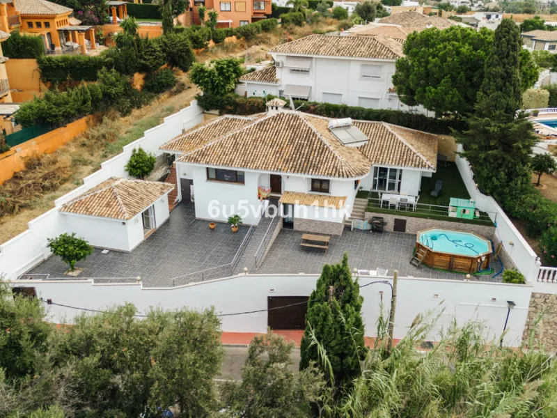 In Capellanía, a quiet and well-connected area of Benalmádena, this property offers a 658 m² plot and 168 m² built area.
