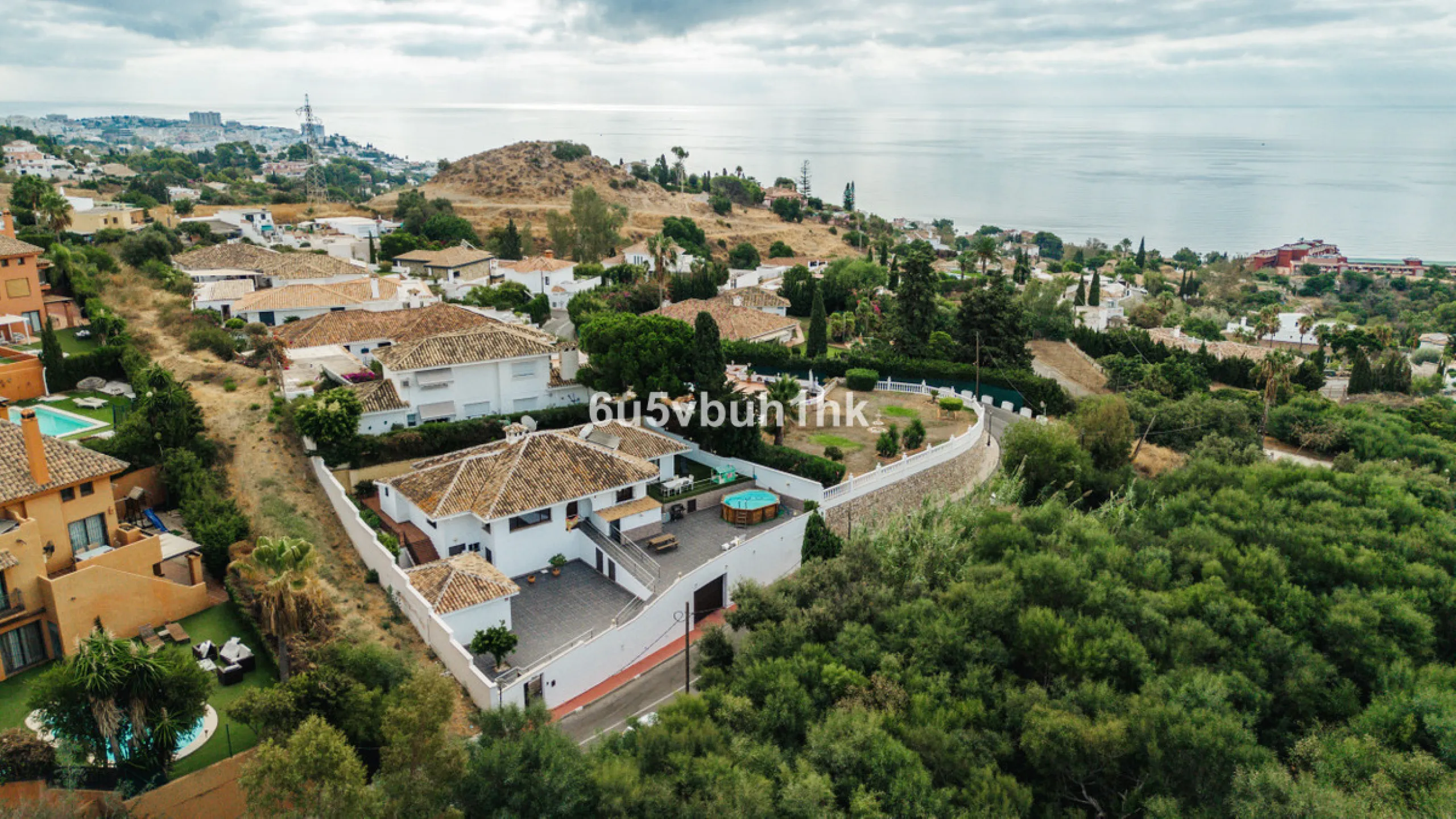 In Capellanía, a quiet and well-connected area of Benalmádena, this property offers a 658 m² plot and 168 m² built area.