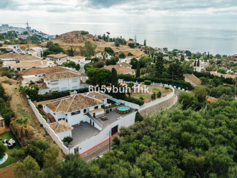 In Capellanía, a quiet and well-connected area of Benalmádena, this property offers a 658 m² plot and 168 m² built area.