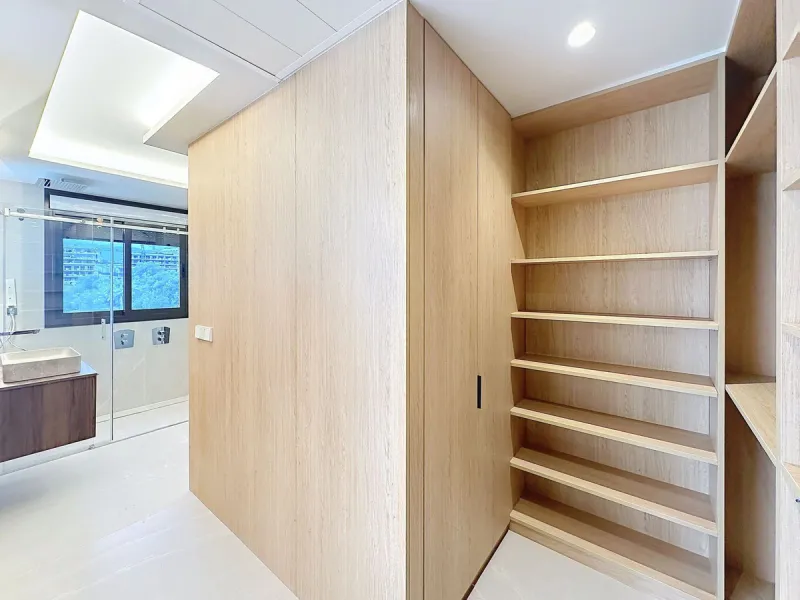 Imagine waking up each morning to soft Mediterranean light streaming through the windows, the calm of a beautifully maintained community, and the sea breeze accompanying your first coffee of the day. All of this from a spacious glass-enclosed terrace with
