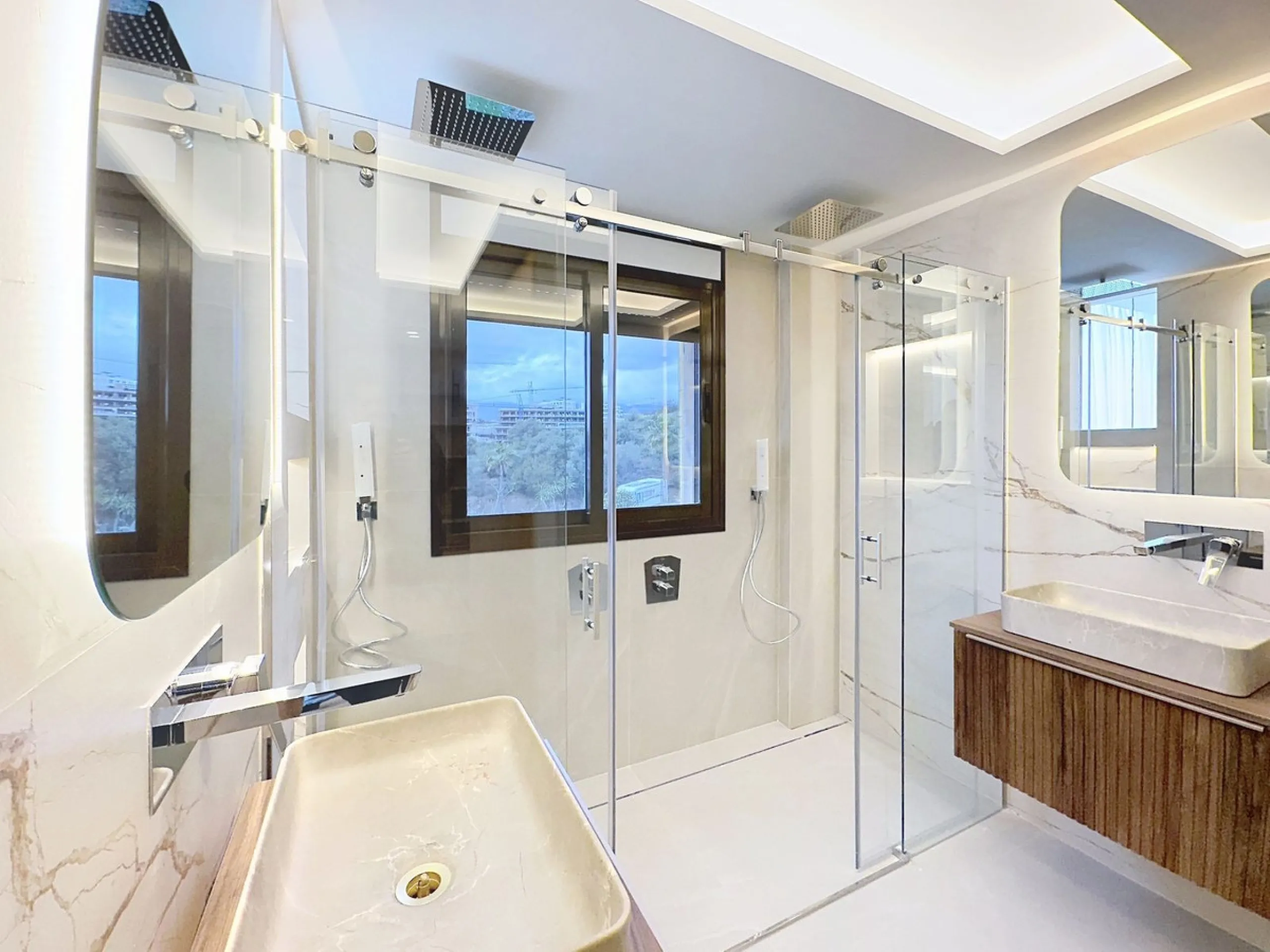 Imagine waking up each morning to soft Mediterranean light streaming through the windows, the calm of a beautifully maintained community, and the sea breeze accompanying your first coffee of the day. All of this from a spacious glass-enclosed terrace with