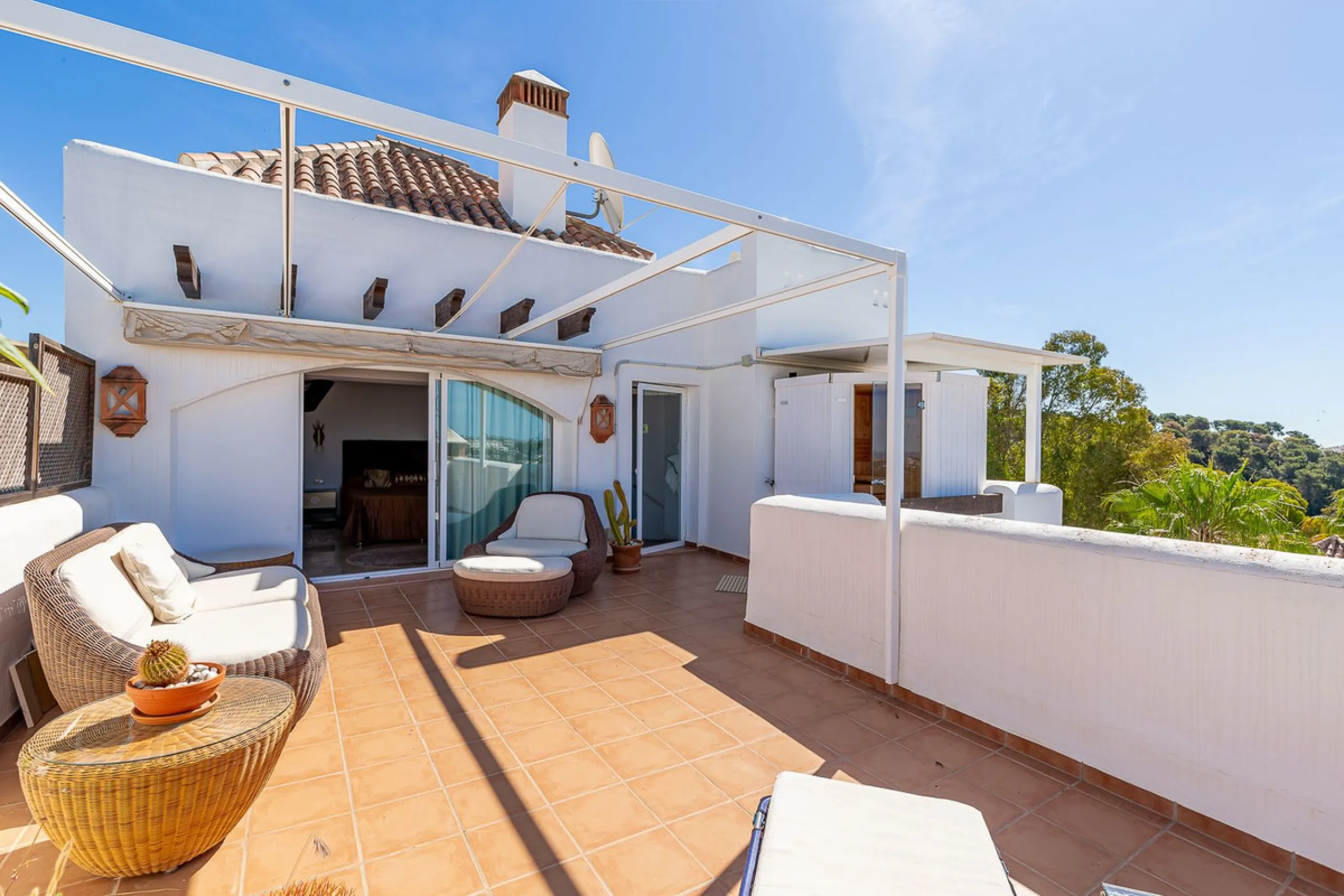 A fantastic penthouse duplex apartment with stunning views over the ocean, mountains and beautiful surroundings of Nueva Andalucia.