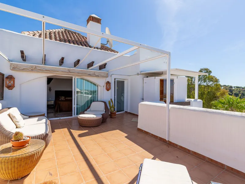 A fantastic penthouse duplex apartment with stunning views over the ocean, mountains and beautiful surroundings of Nueva Andalucia.