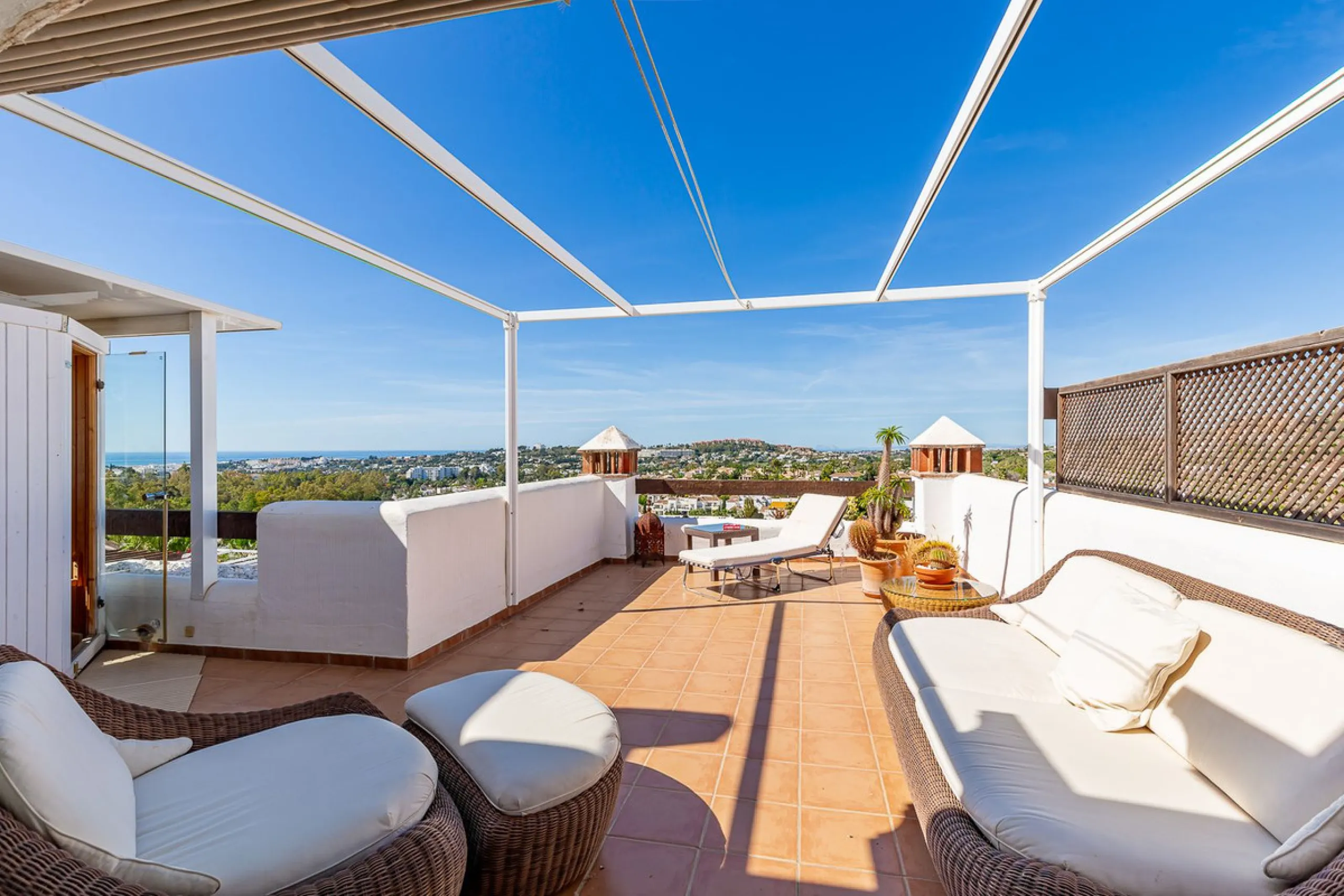 A fantastic penthouse duplex apartment with stunning views over the ocean, mountains and beautiful surroundings of Nueva Andalucia.