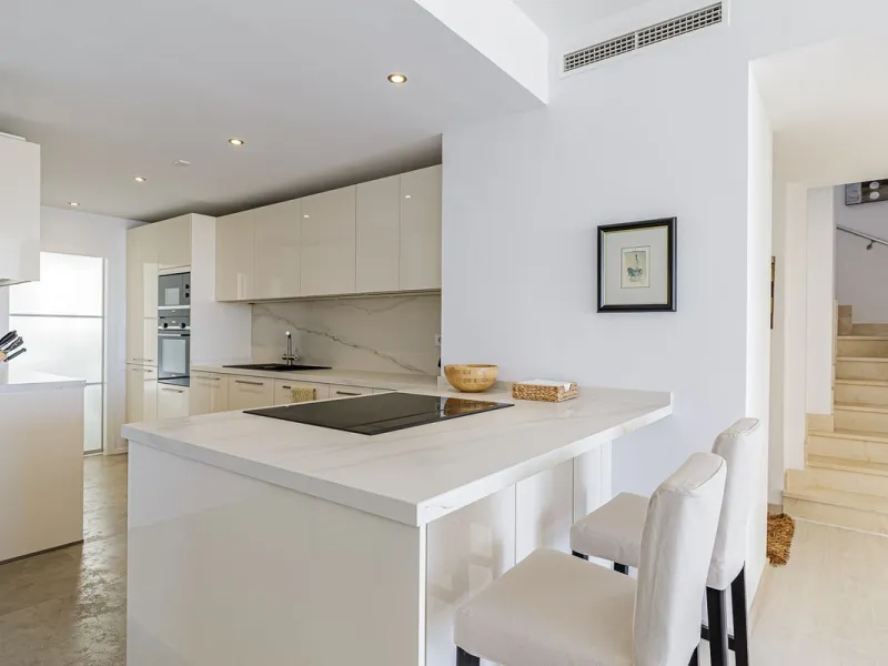 A fantastic penthouse duplex apartment with stunning views over the ocean, mountains and beautiful surroundings of Nueva Andalucia.