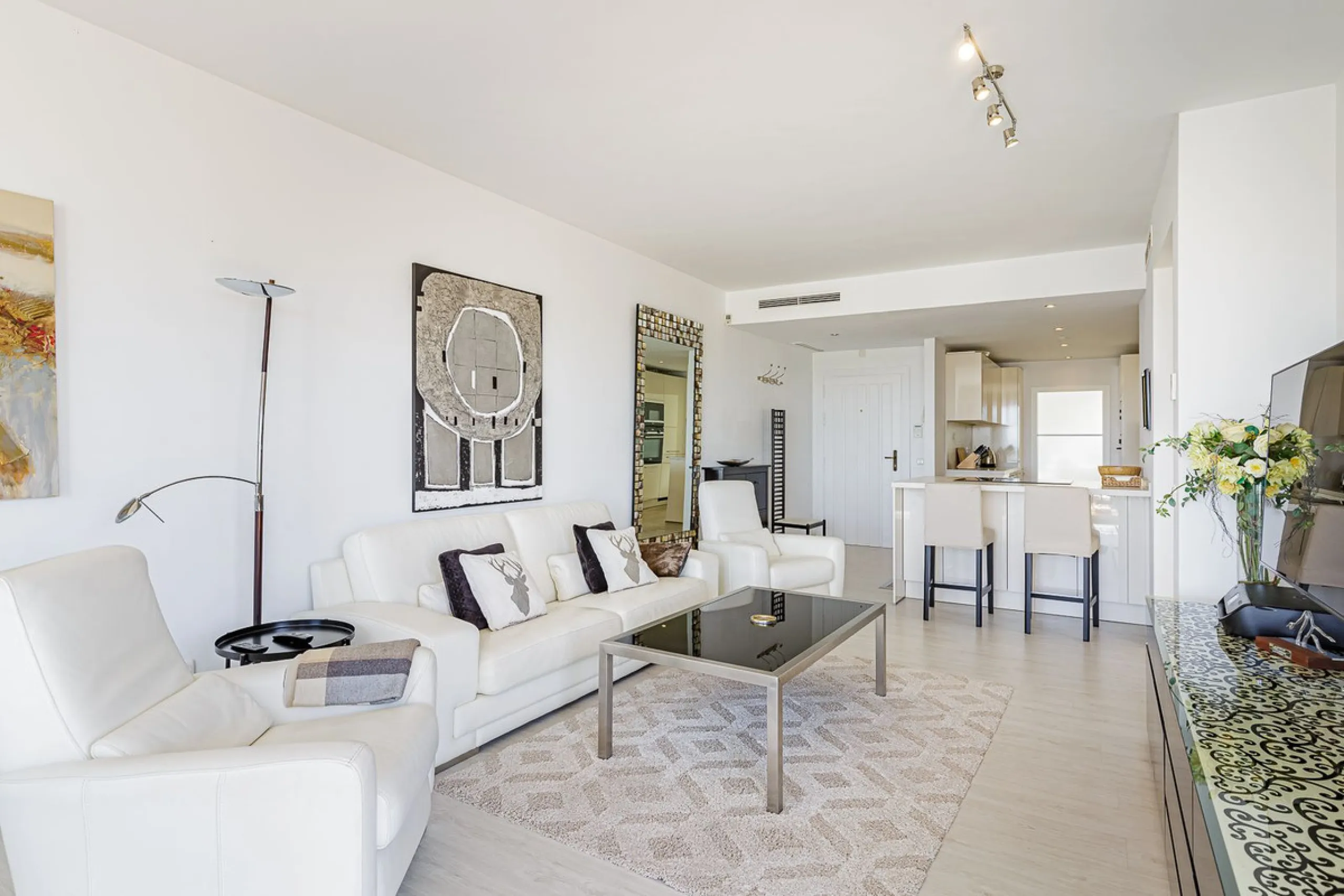 A fantastic penthouse duplex apartment with stunning views over the ocean, mountains and beautiful surroundings of Nueva Andalucia.