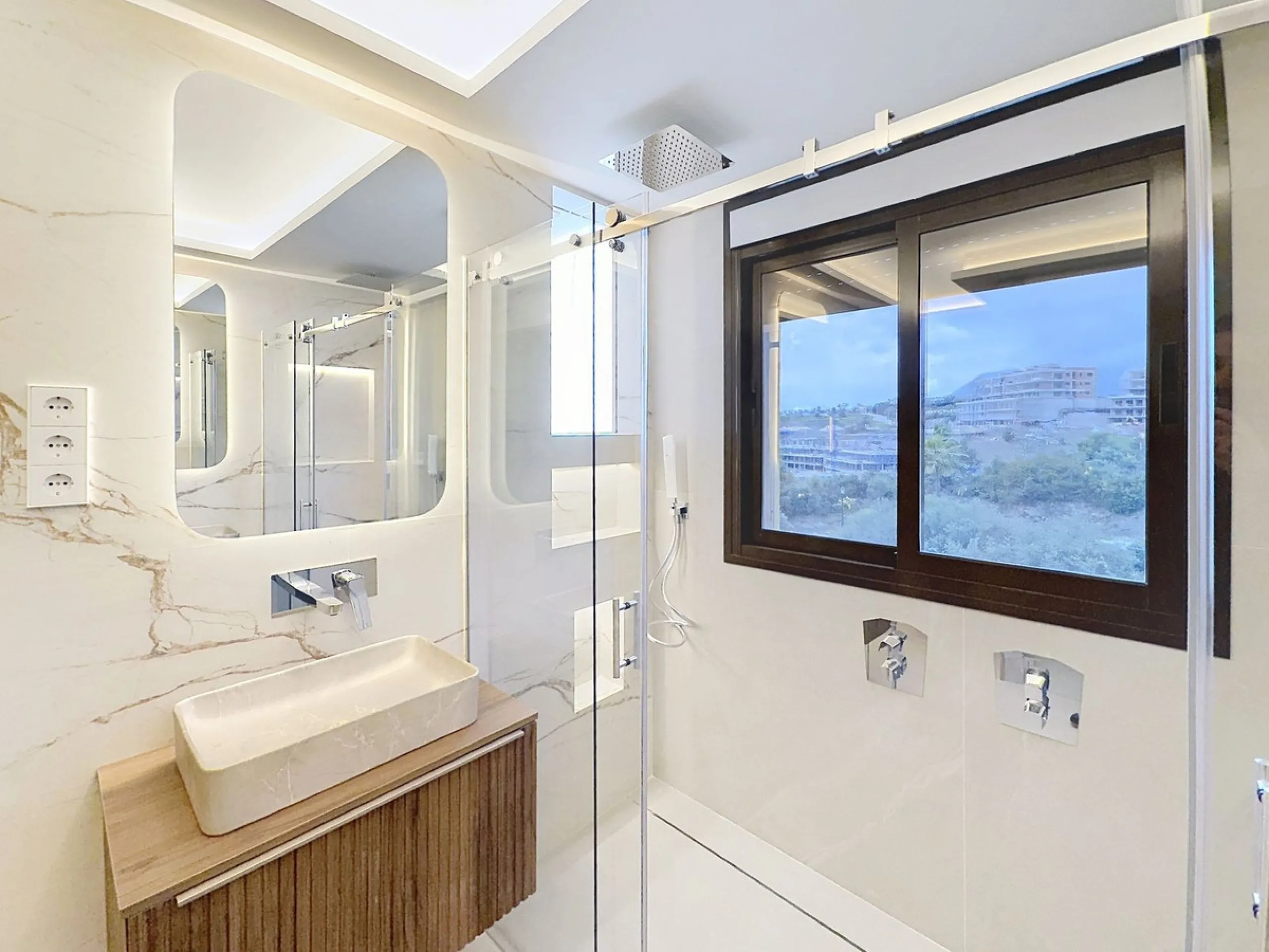 Imagine waking up each morning to soft Mediterranean light streaming through the windows, the calm of a beautifully maintained community, and the sea breeze accompanying your first coffee of the day. All of this from a spacious glass-enclosed terrace with