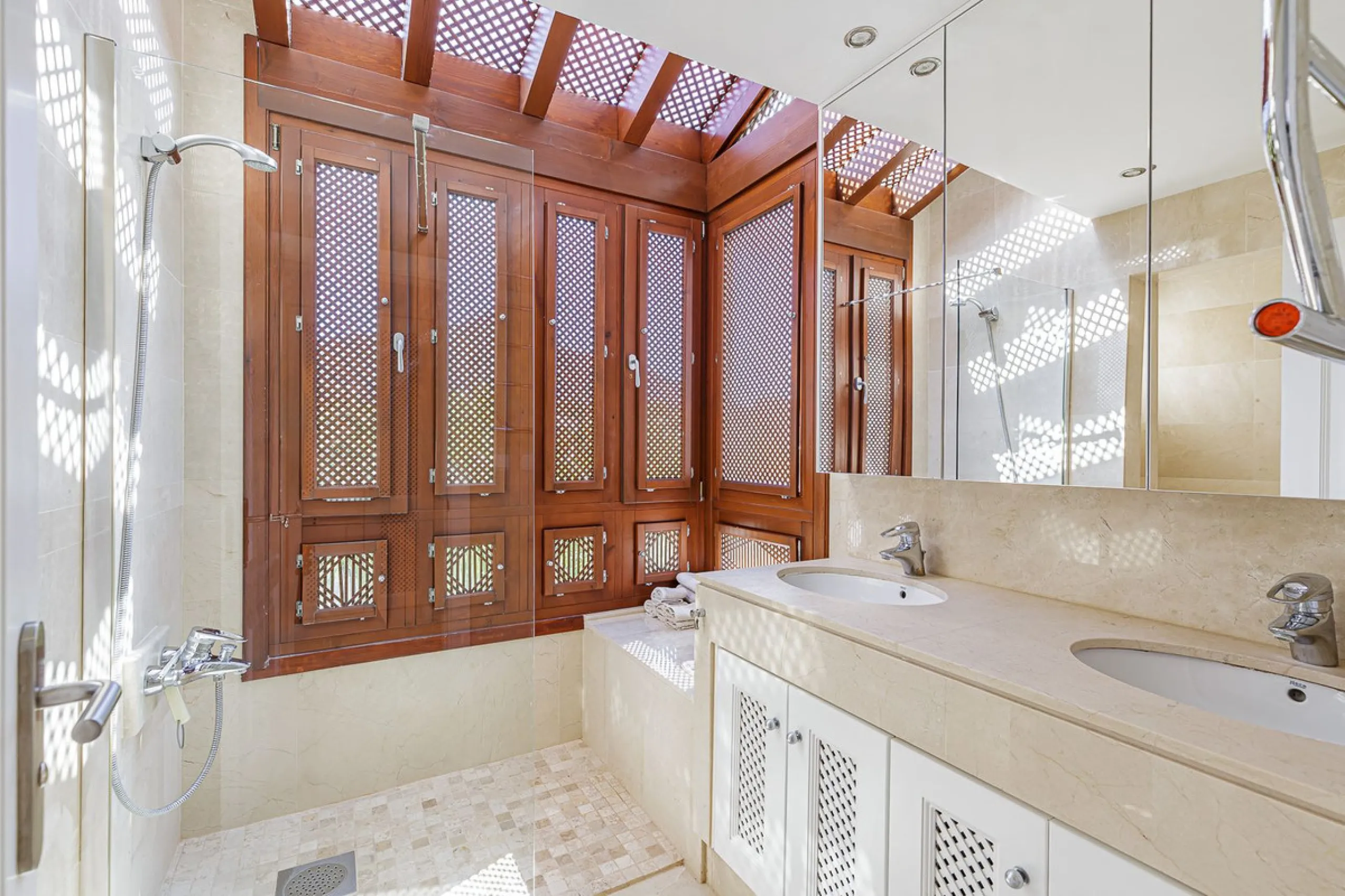 A fantastic penthouse duplex apartment with stunning views over the ocean, mountains and beautiful surroundings of Nueva Andalucia.