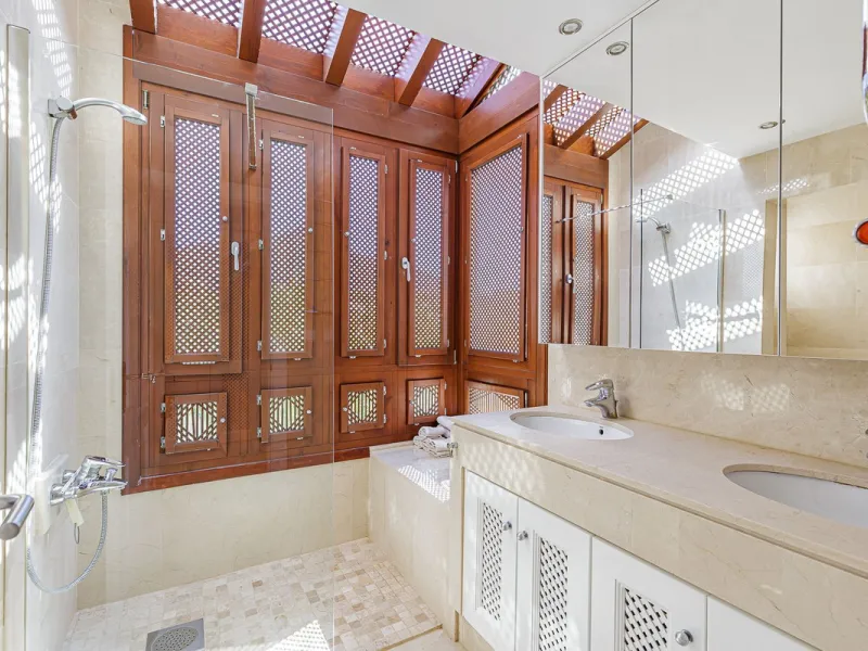 A fantastic penthouse duplex apartment with stunning views over the ocean, mountains and beautiful surroundings of Nueva Andalucia.