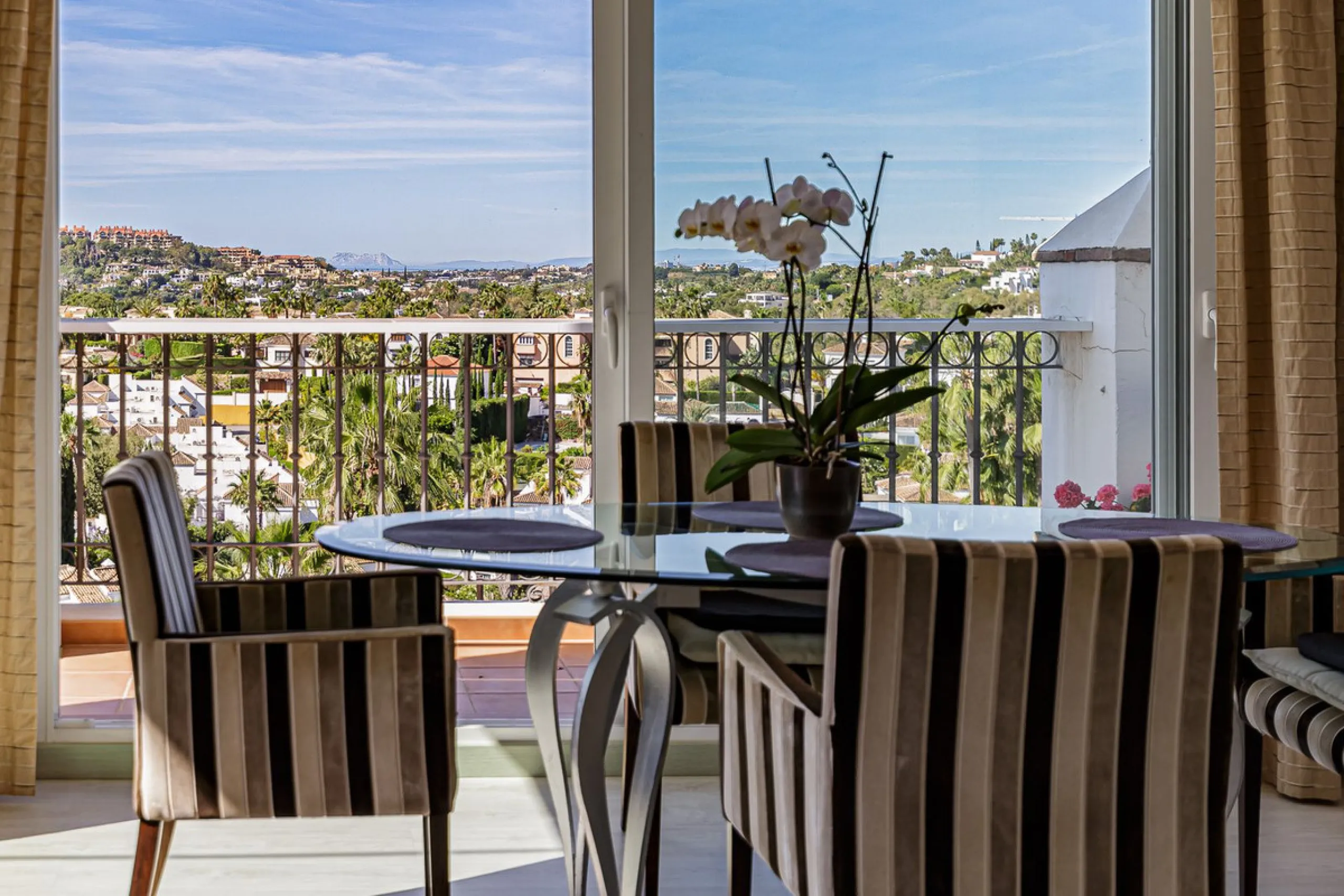 A fantastic penthouse duplex apartment with stunning views over the ocean, mountains and beautiful surroundings of Nueva Andalucia.