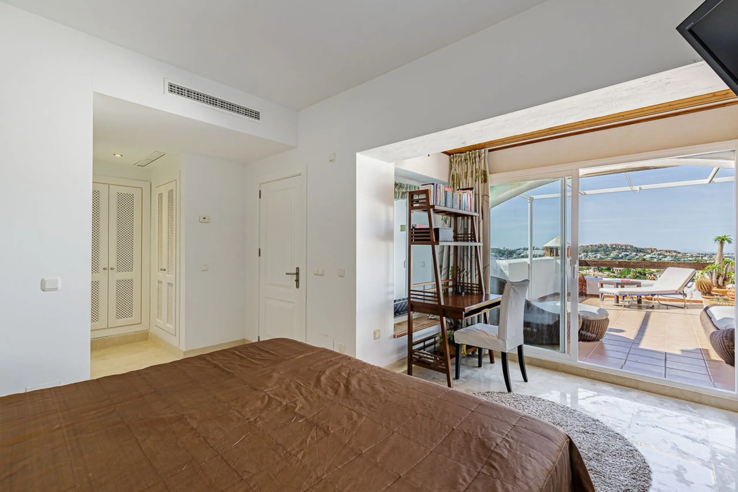 A fantastic penthouse duplex apartment with stunning views over the ocean, mountains and beautiful surroundings of Nueva Andalucia.