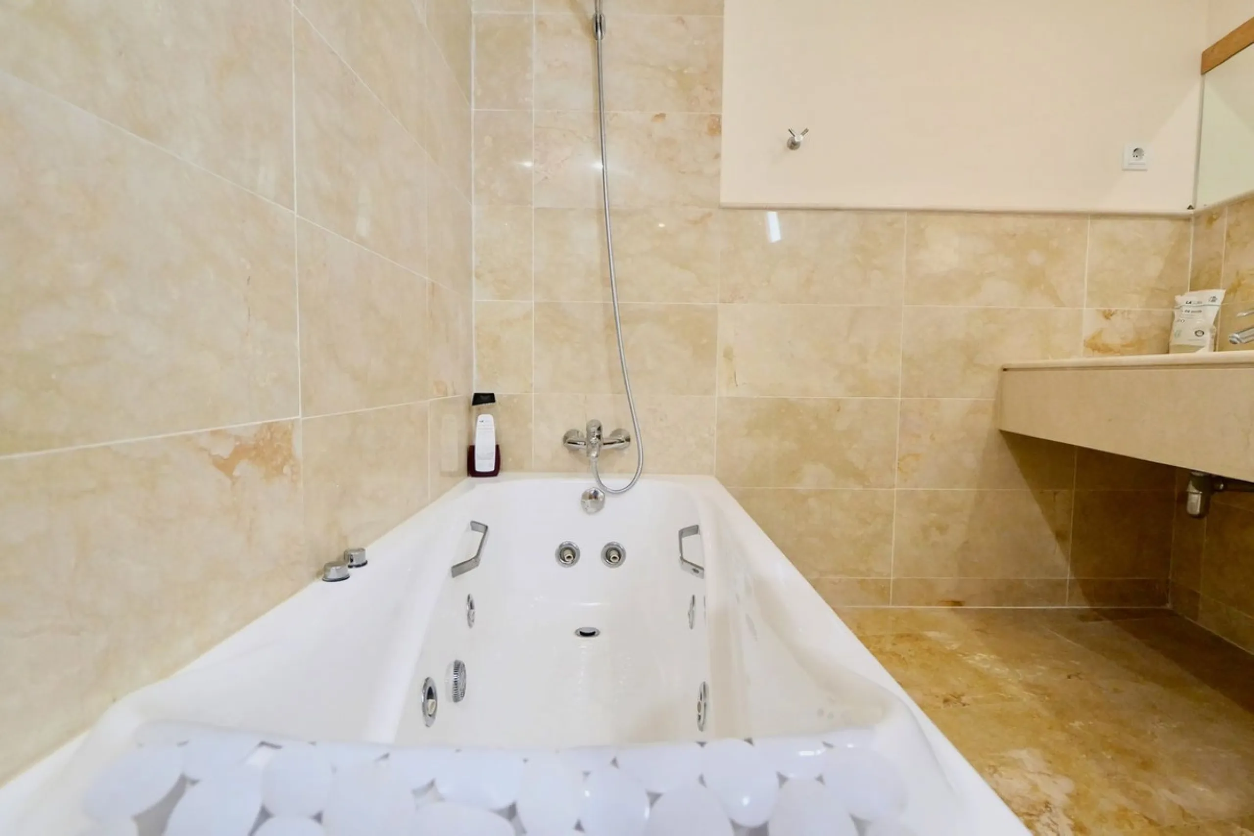 Apartment - Penthouse в продаже в Marbella, Málaga. В доме 3 спален и 3 ванных комнат. Площадь дома 186 м². Площадь участка 43 м²