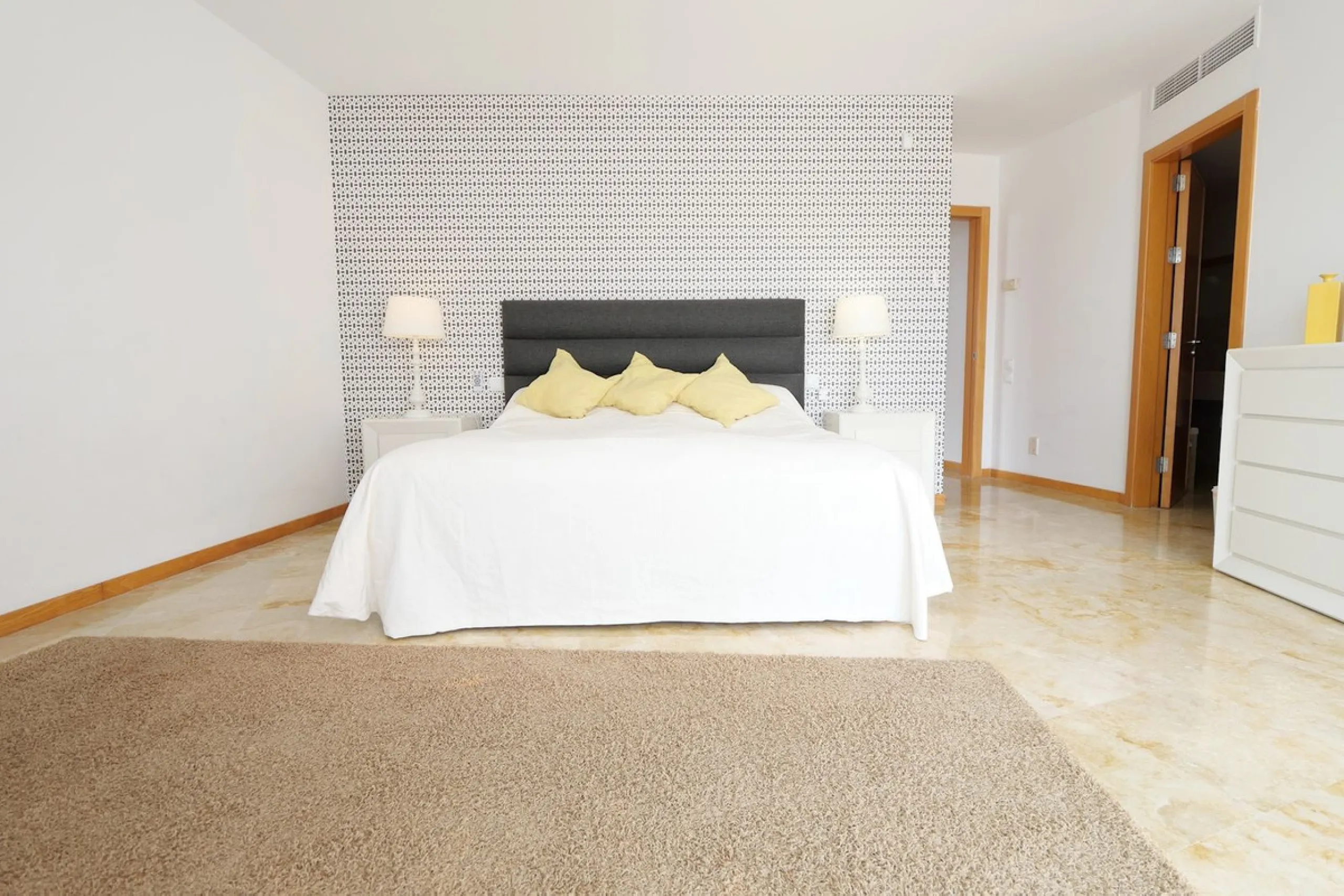 Apartment - Penthouse в продаже в Marbella, Málaga. В доме 3 спален и 3 ванных комнат. Площадь дома 186 м². Площадь участка 43 м²