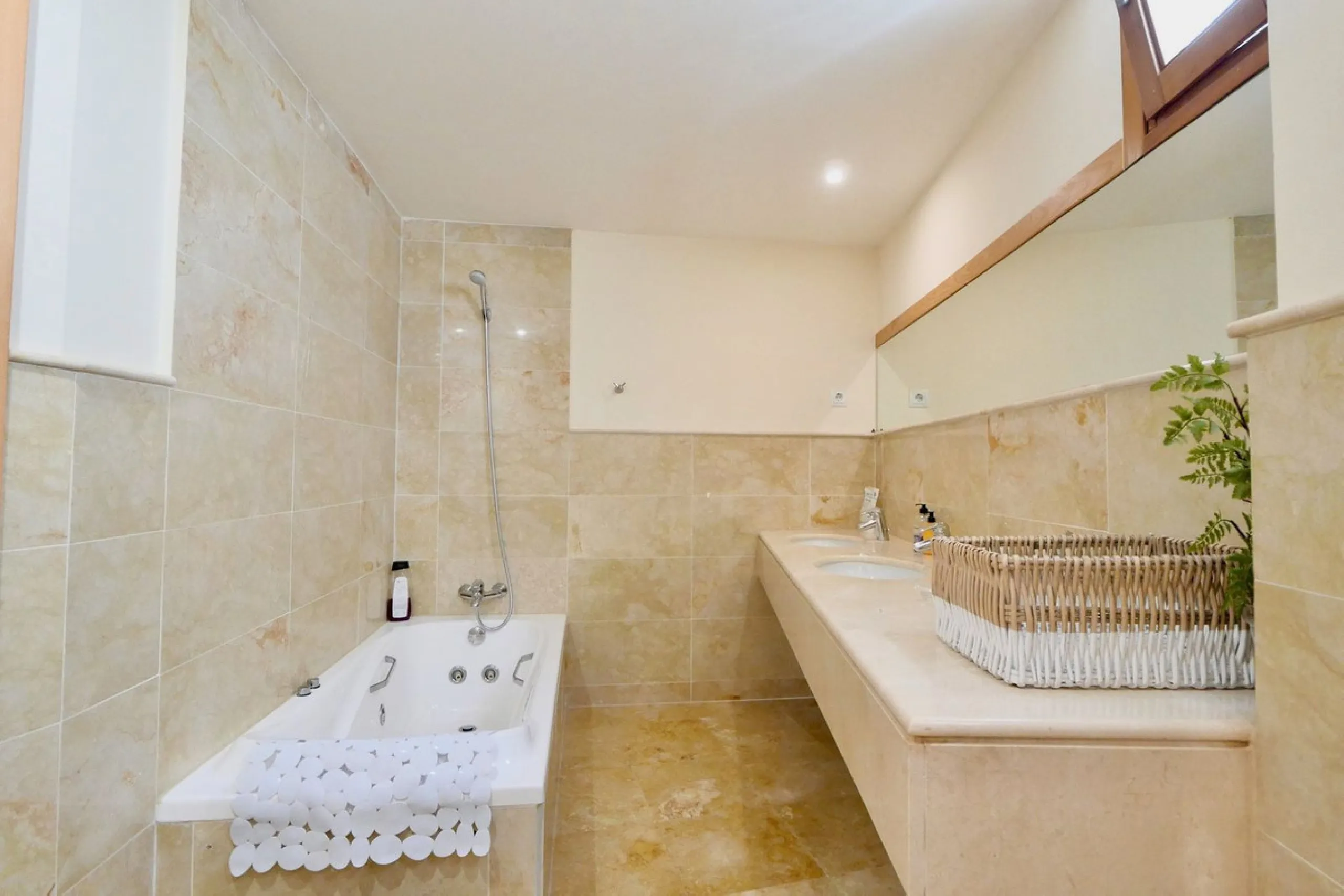 Apartment - Penthouse в продаже в Marbella, Málaga. В доме 3 спален и 3 ванных комнат. Площадь дома 186 м². Площадь участка 43 м²