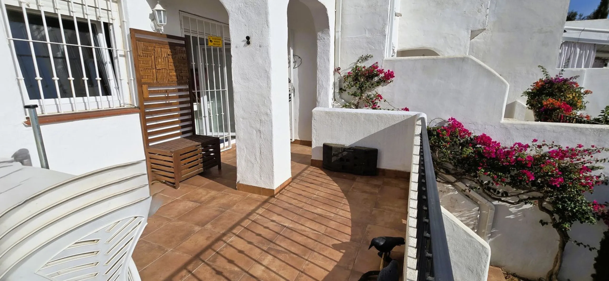 Discover this charming townhouse in Los Altos de Los Monteros, one of the most exclusive residential areas in East Marbella. With a south-facing orientation offering panoramic views of Marbella Bay, this property combines elegance, natural light, and an i